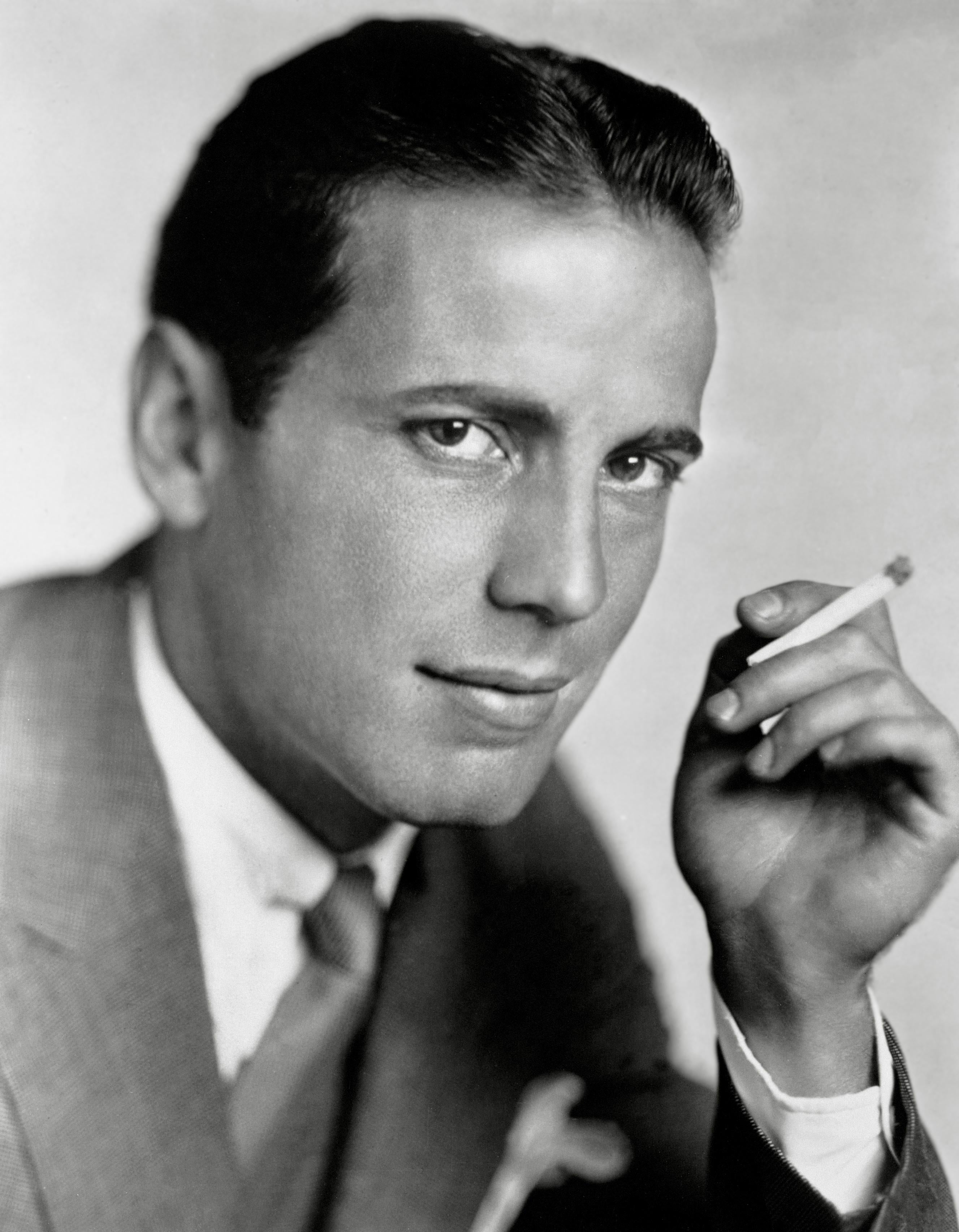 Unknown Black and White Photograph – Humphrey Bogart Smoking Globe Photos Fine Art Print