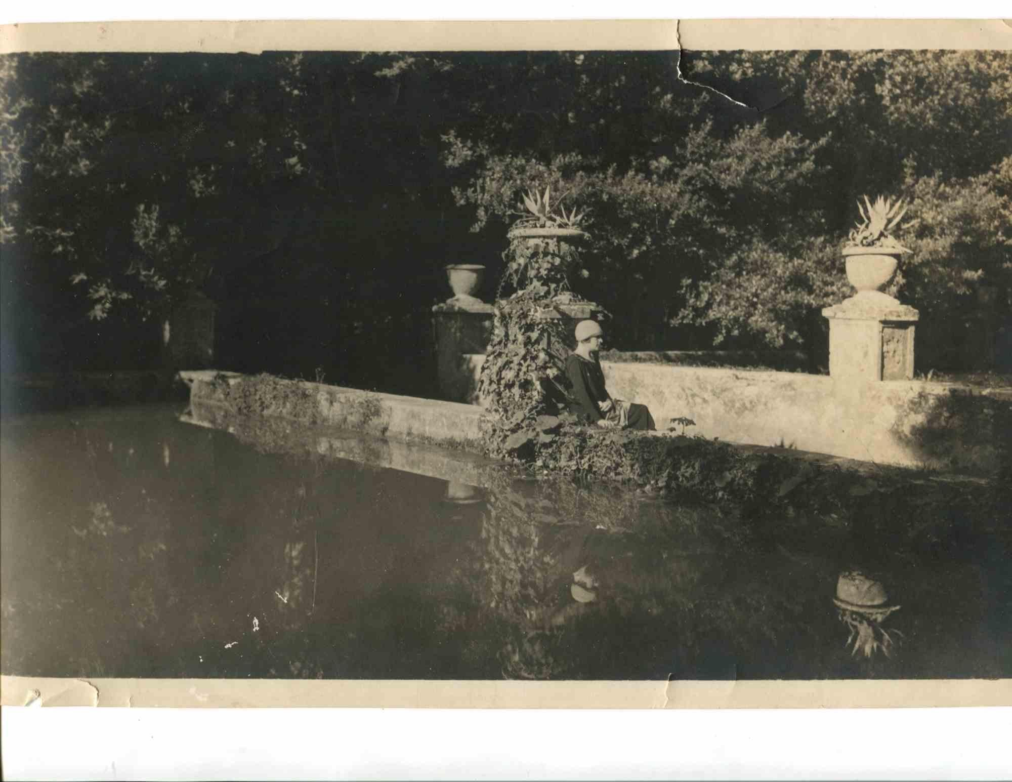 Unknown Figurative Photograph – Im Garten – Vintage-Foto – frühes 20. Jahrhundert 