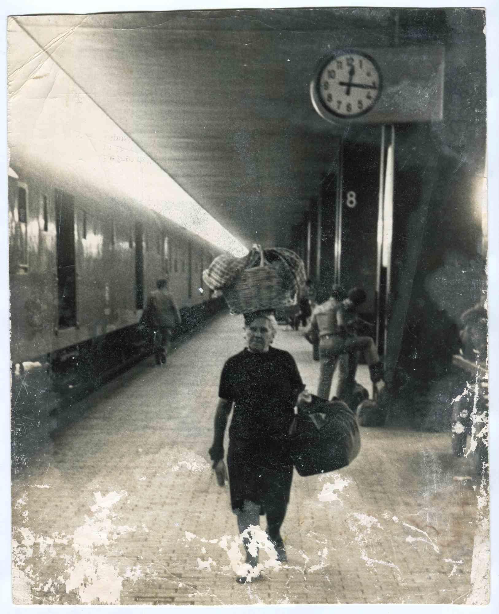 Black and White Photograph de Unknown - En la estación - Fotografía de época - Años 50