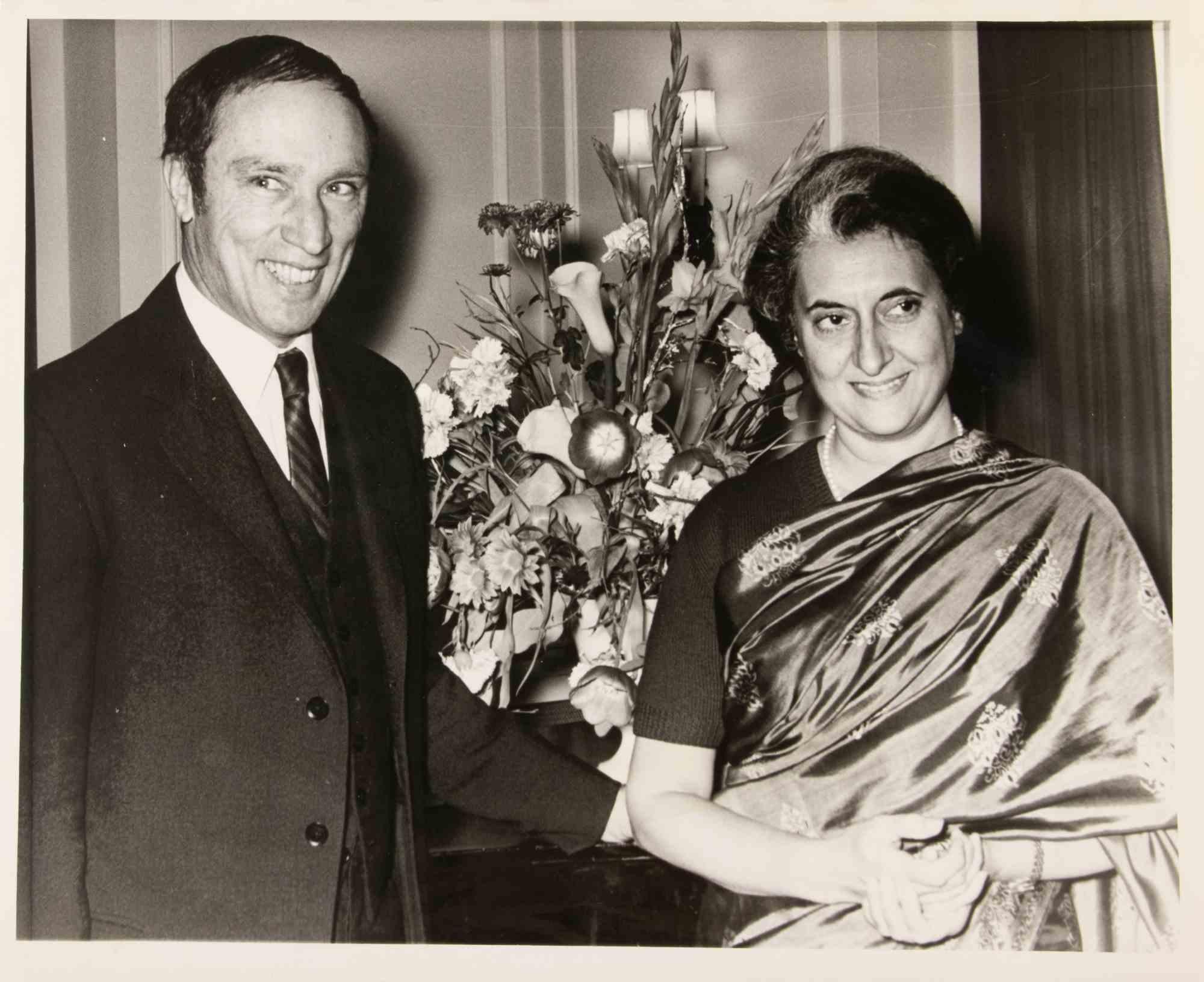 Unknown Portrait Photograph – Indira Gandhi – Vintage-Fotografie – Mitte des 20. Jahrhunderts