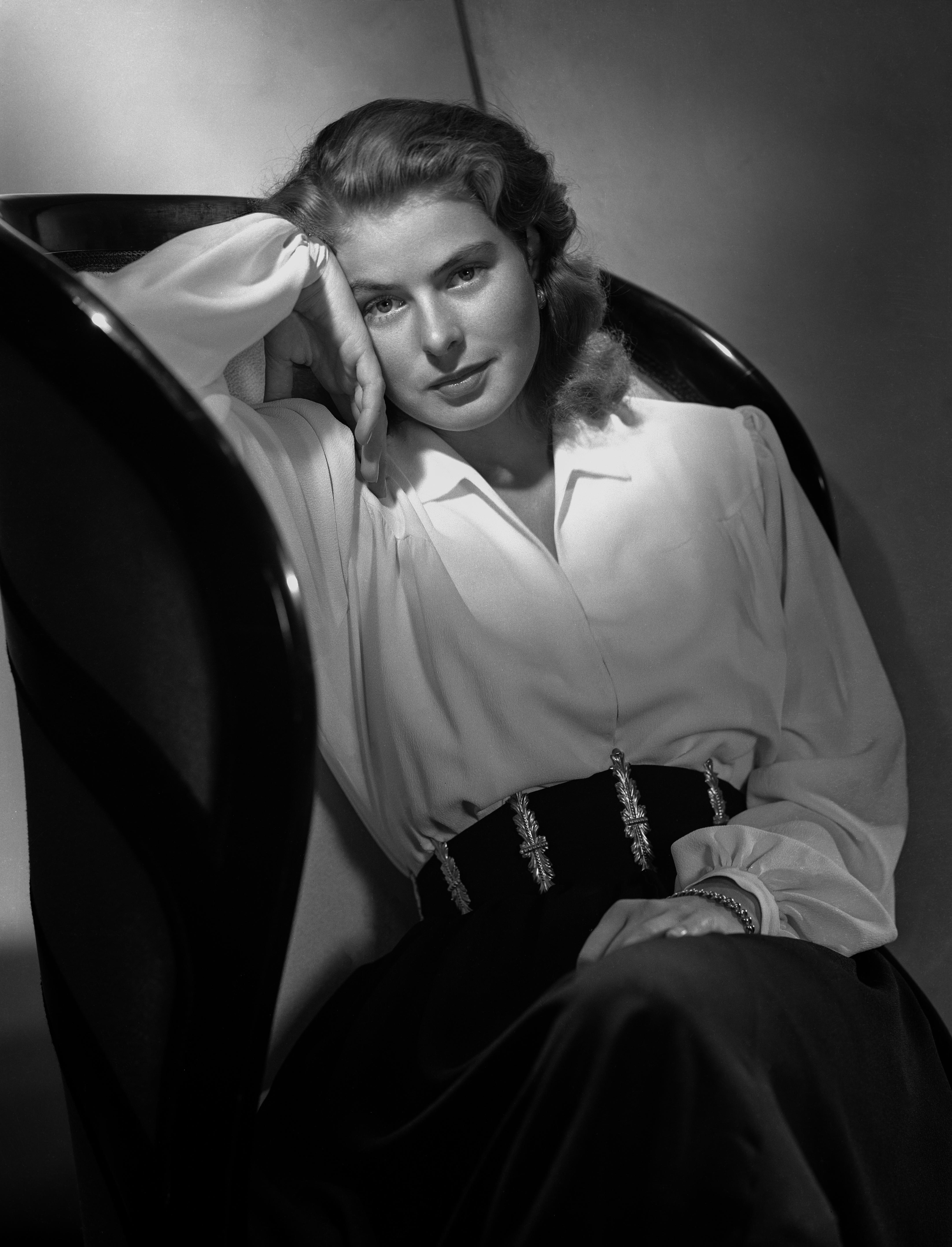 Unknown Black and White Photograph - Ingrid Bergman Leaning in Chair Movie Star News Fine Art Print