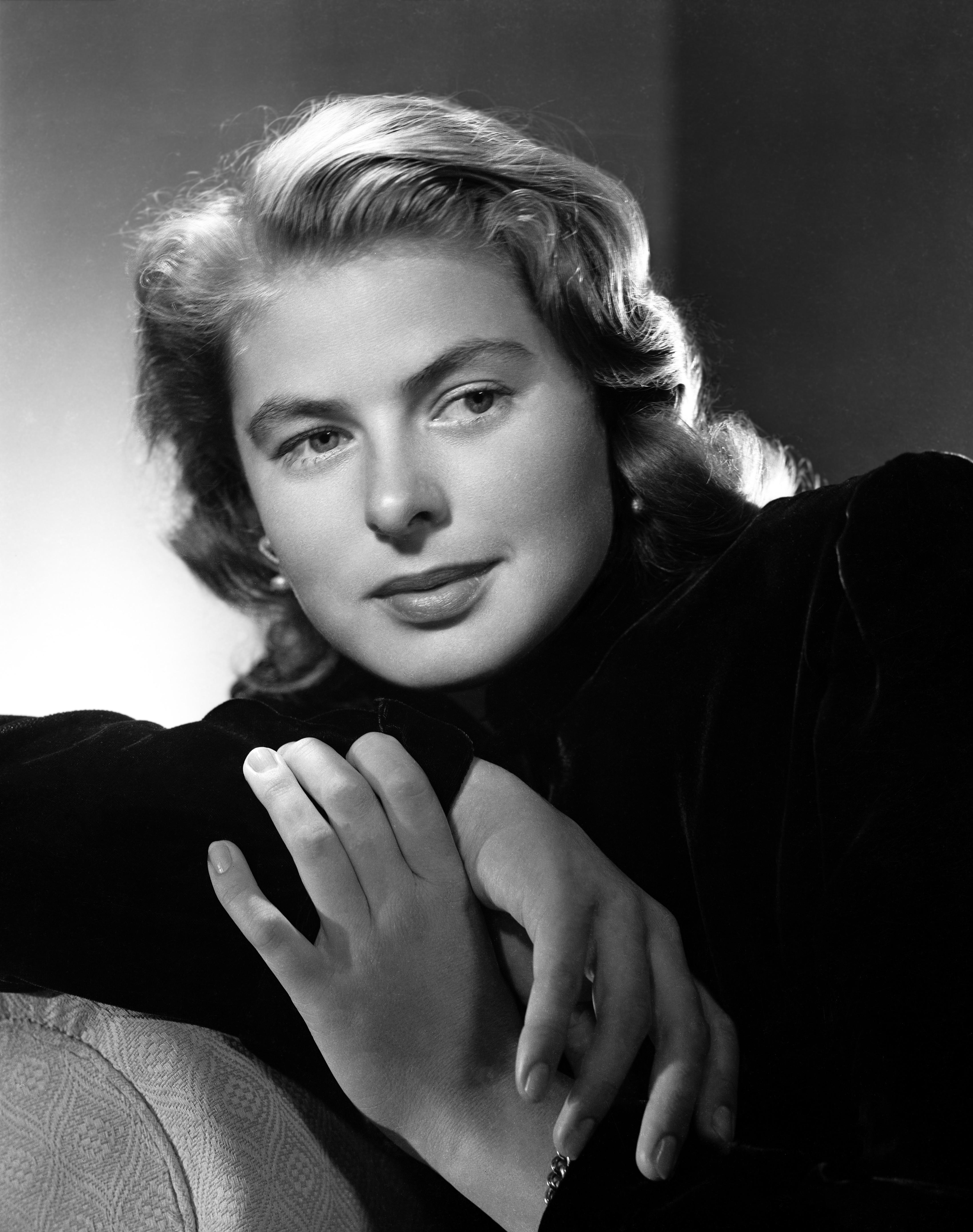 Unknown Black and White Photograph - Ingrid Bergman Leaning in the Studio Movie Star News Fine Art Print