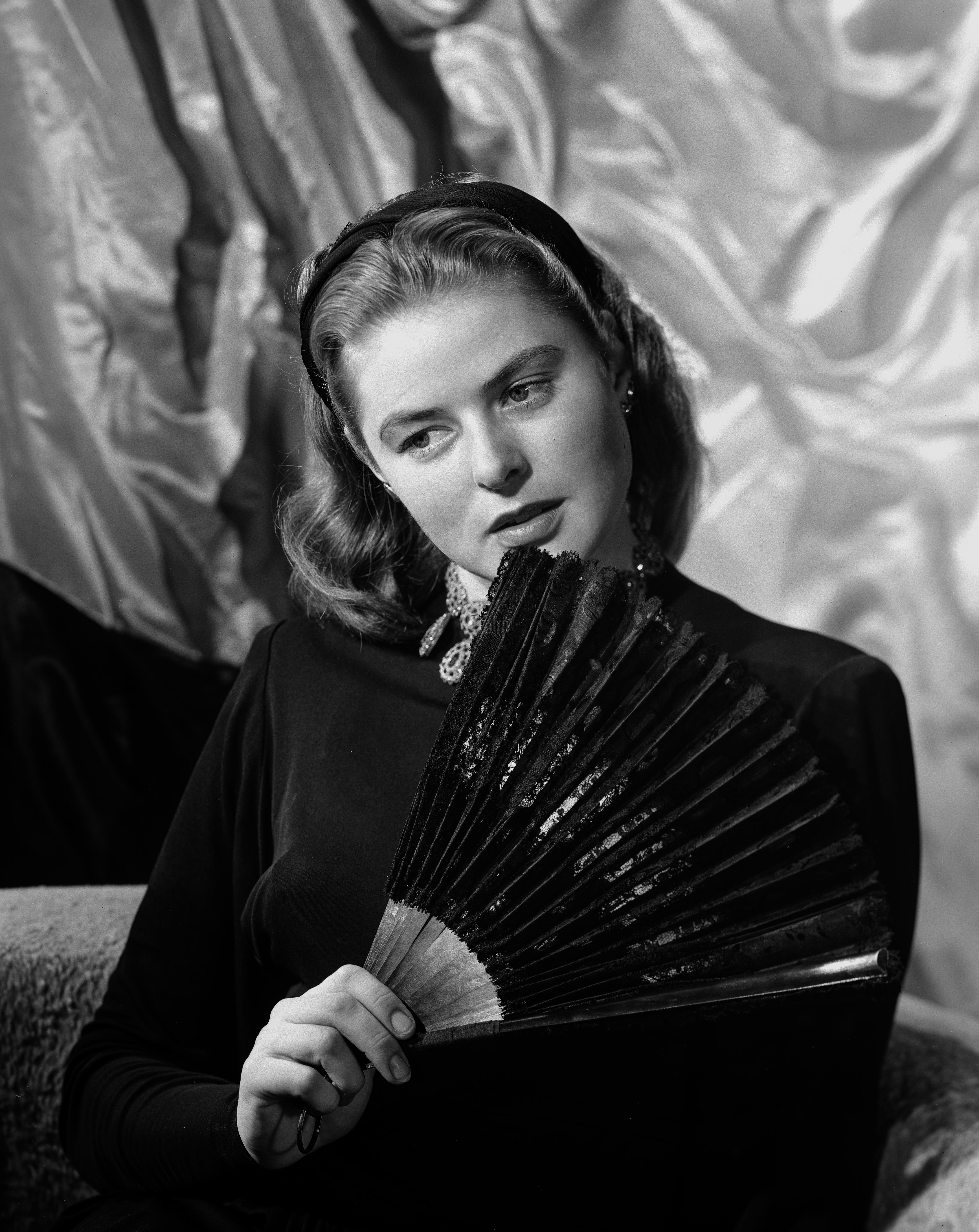 Unknown Portrait Photograph – Ingrid Bergman Posed with Fan Fine Art Print