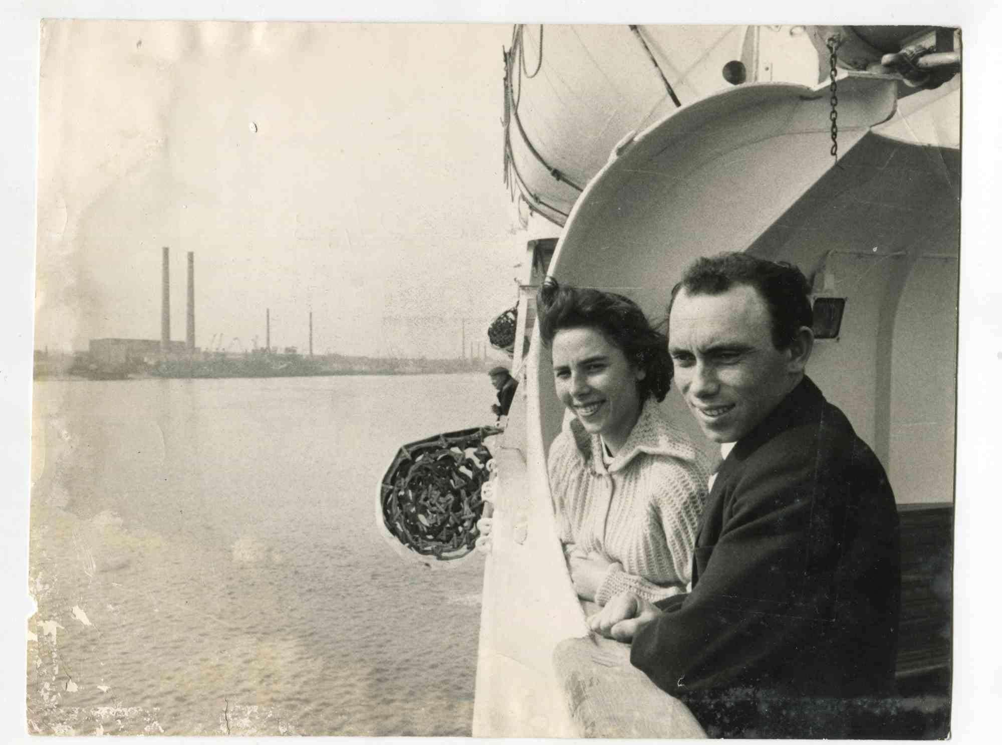 Black and White Photograph de Unknown - Los isleños vuelven a Tristán - Avanti Vintage Photograph - 1963