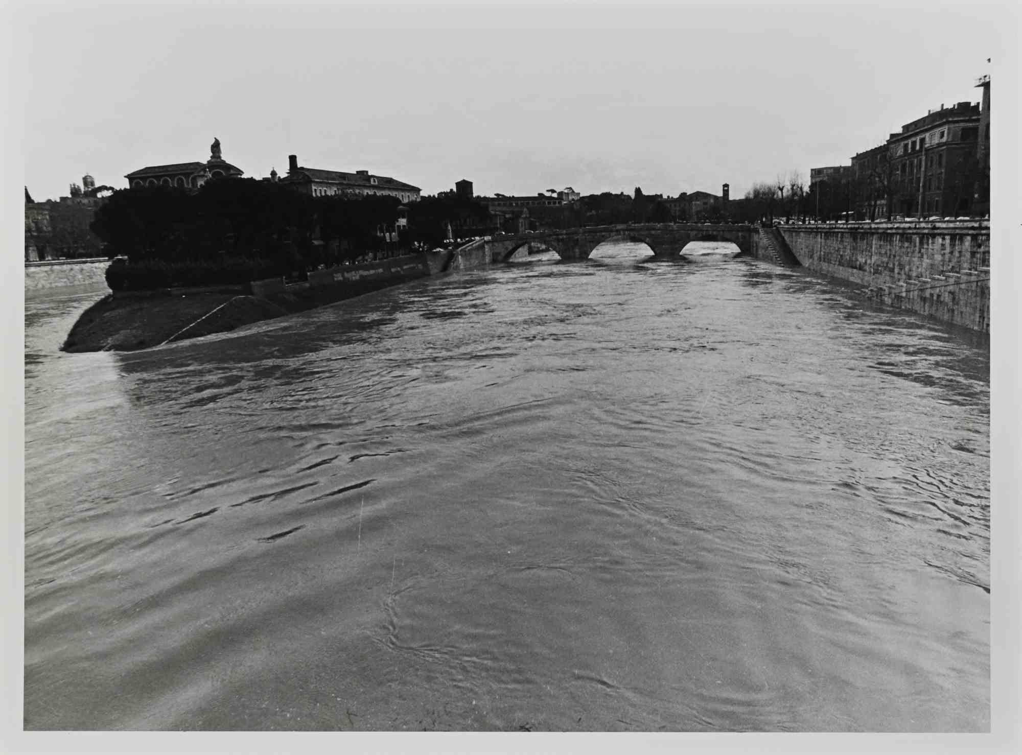 Unknown Landscape Photograph - Isola Tiberina, Rome - Vintage Photo - Mid-20th Century
