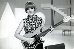 La chanteuse italienne Caterina Caselli avec une guitare - Photo vintage B/w - années 1960