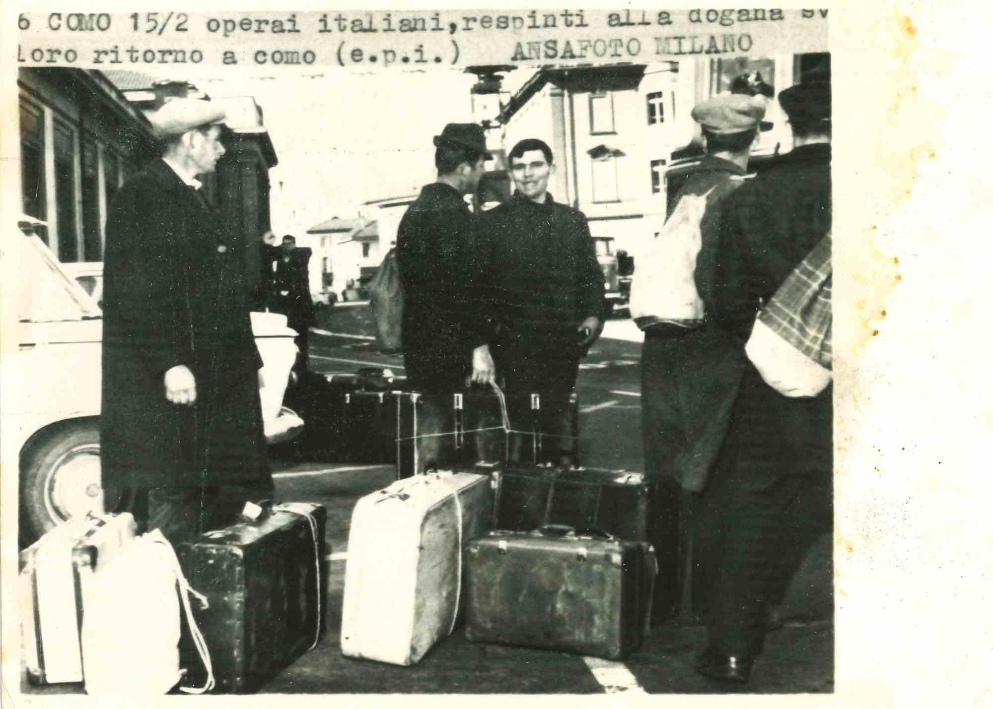 Unknown Figurative Photograph - Italian Workers in Border - Historical Photos  -1960s