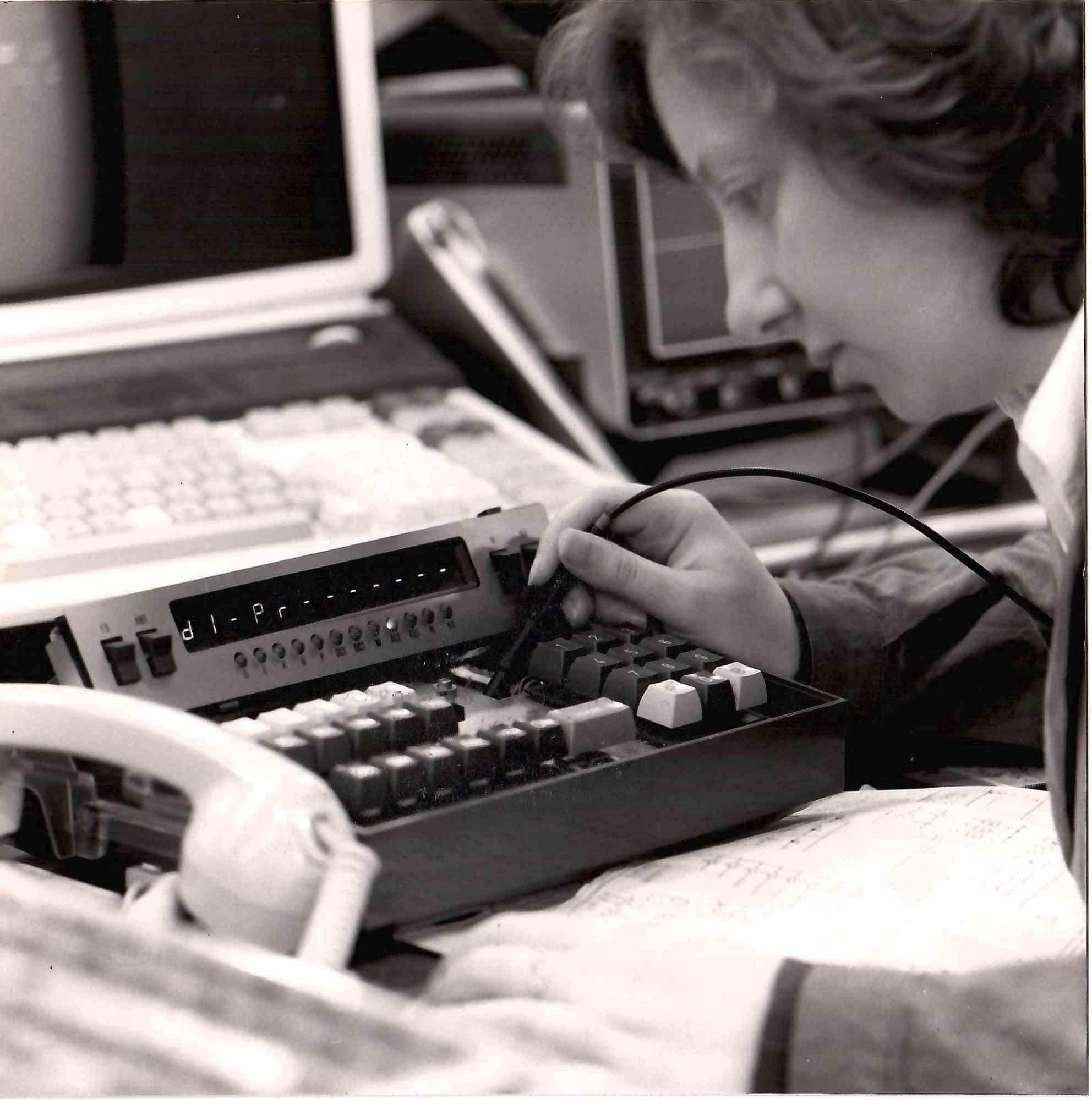 Unknown Figurative Photograph – Italtel Telematica, Historische Fotografie – Vintage-Foto – 1980er Jahre