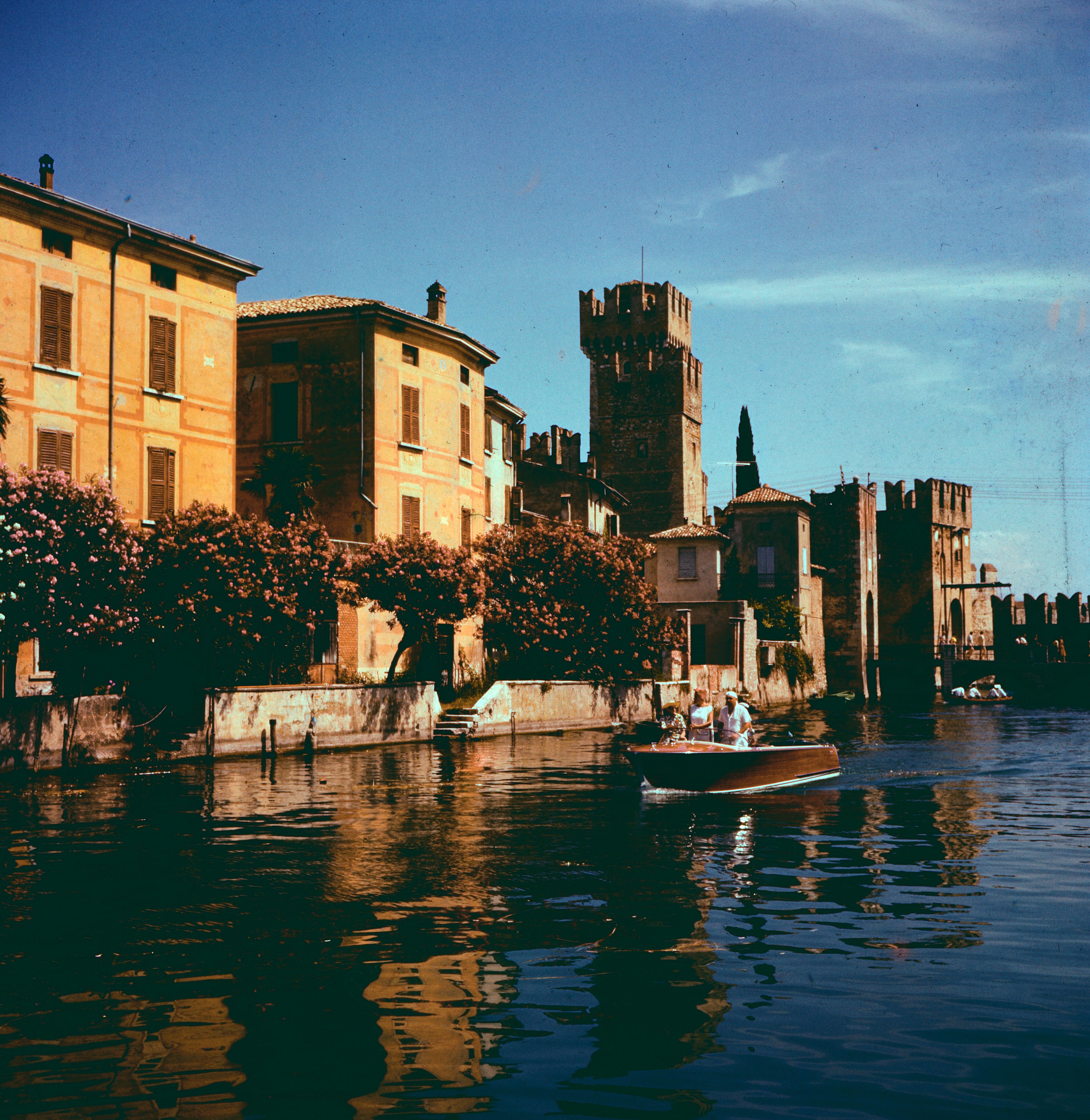 Color Photograph Unknown - L'Italie en  1956 - Sirmione Lago di Garda Castello Scaligero - Italie