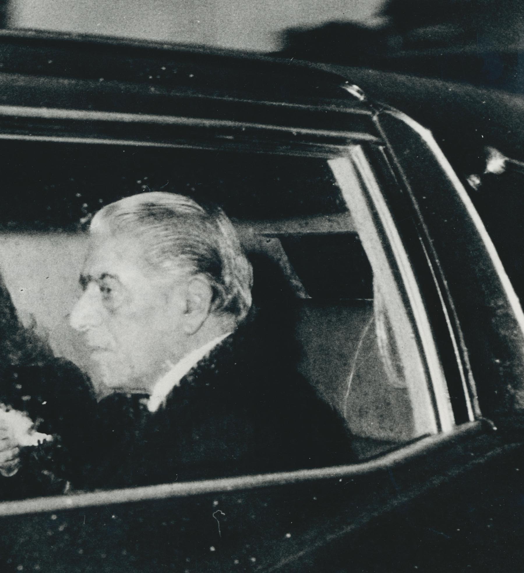 Jackie und Aristoteles Onassis; Auto; Schwarz und Weiß, Paris 1973, 19, 9 x 30, 4 cm – Photograph von Unknown