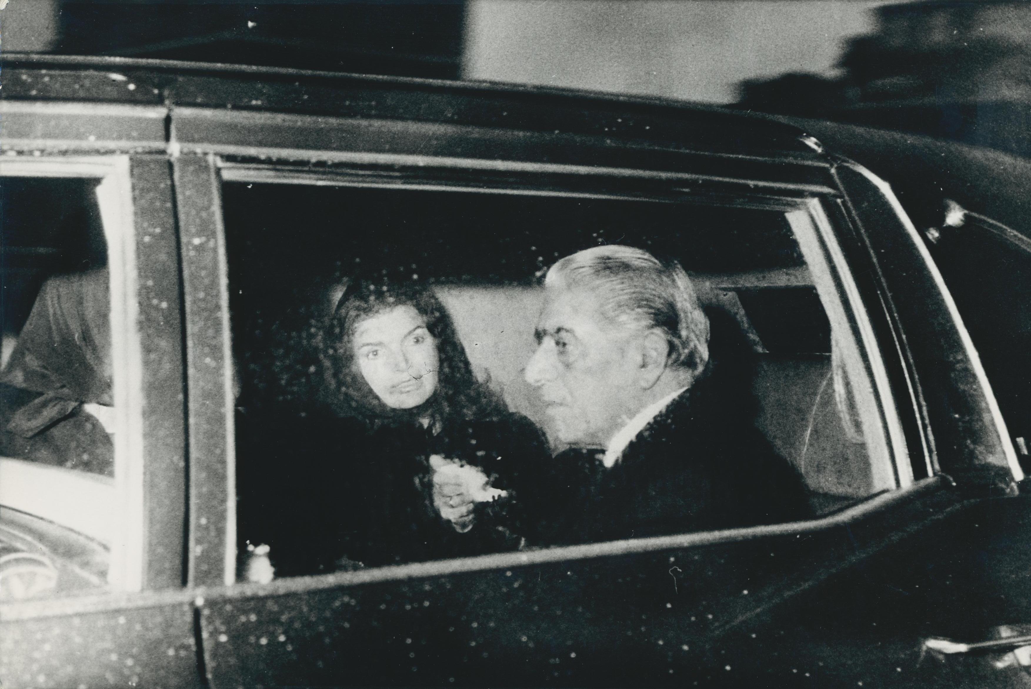 Unknown Black and White Photograph – Jackie und Aristoteles Onassis; Auto; Schwarz und Weiß, Paris 1973, 19, 9 x 30, 4 cm