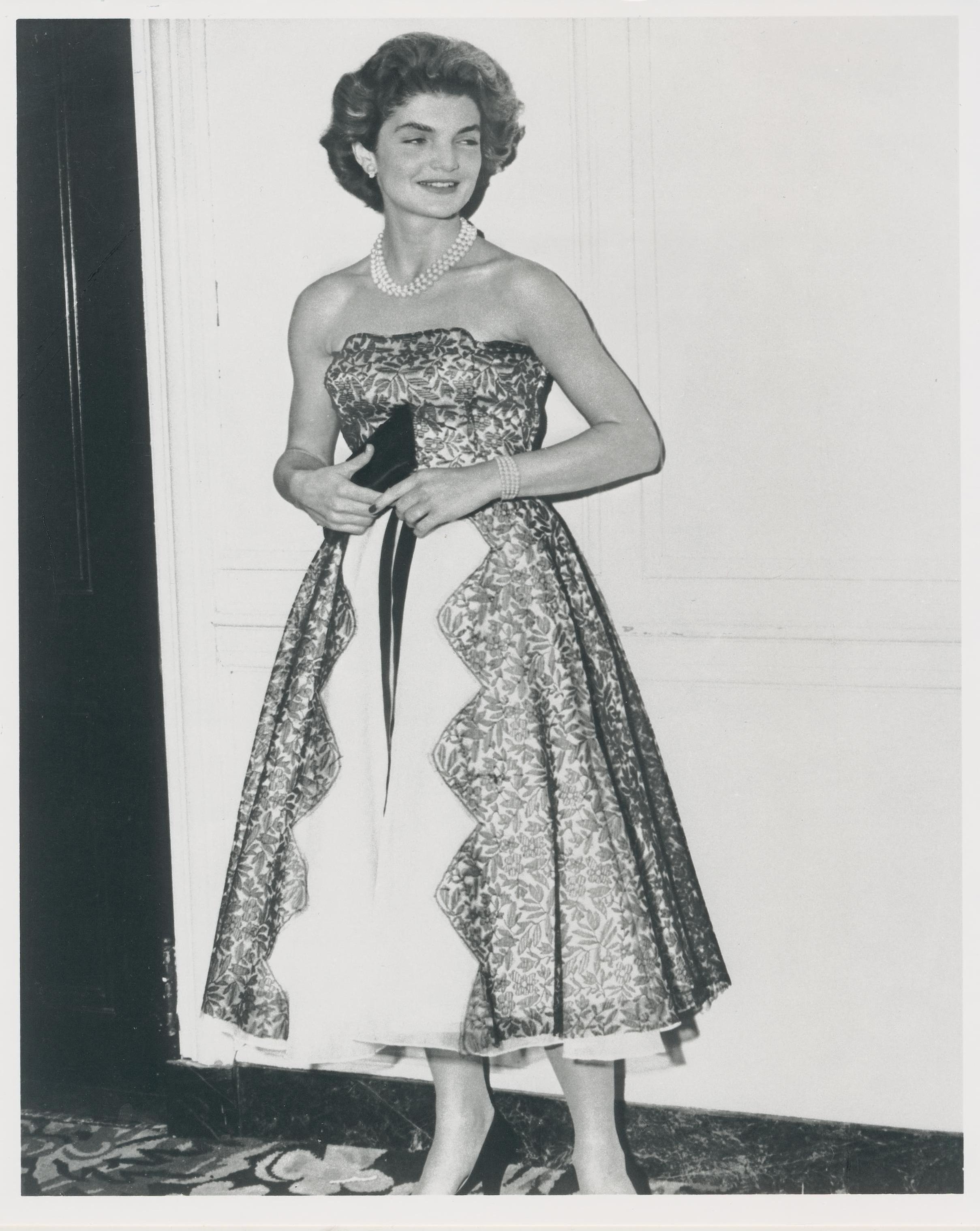 Unknown Black and White Photograph – Jackie Kennedy, Schwarz-Weiß-Fotografie, ca. 1960