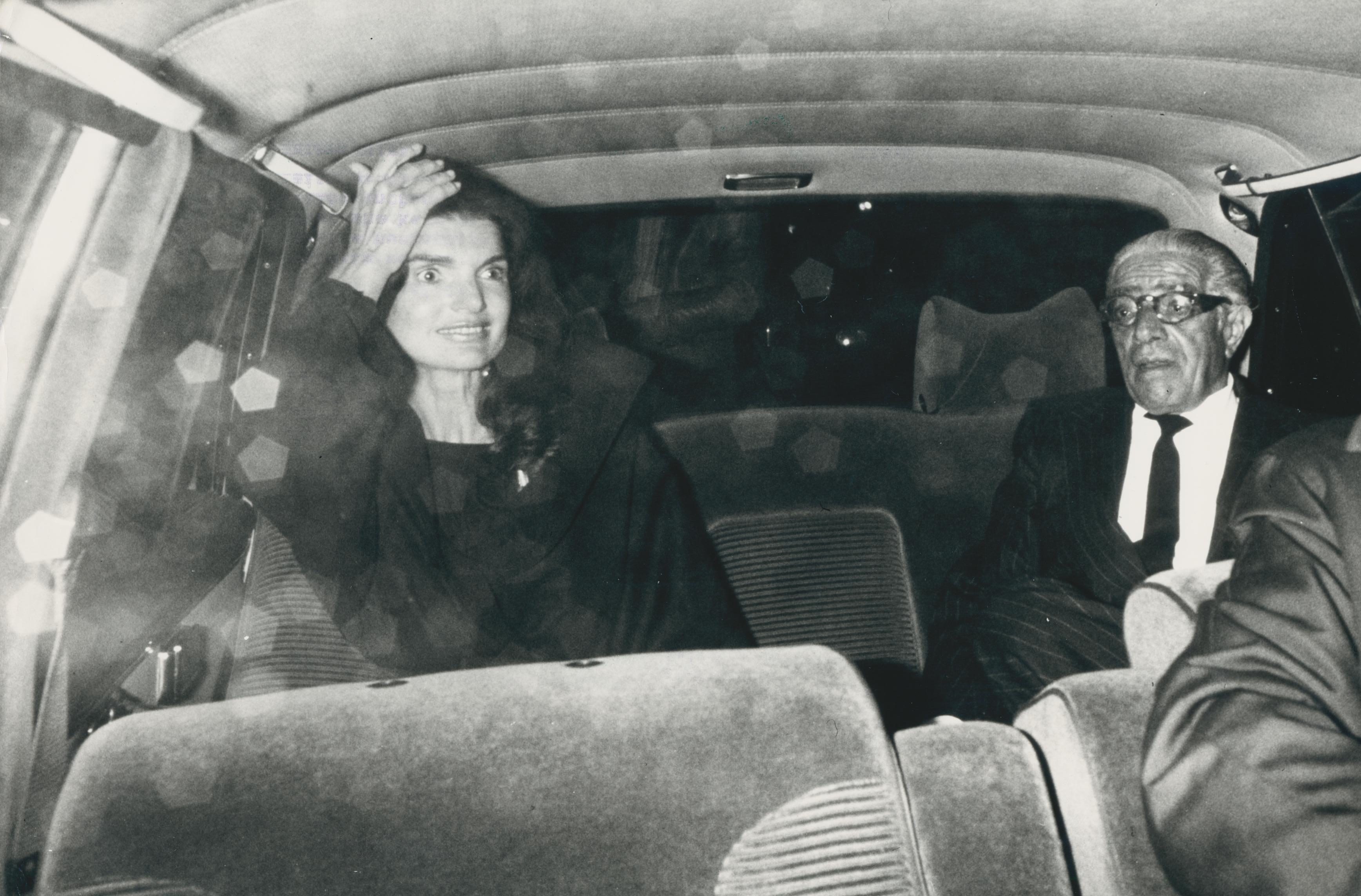 Unknown Black and White Photograph – Jackie Kennedy in Car, Paris, Frankreich, 20 x 30, 5 cm, 1974