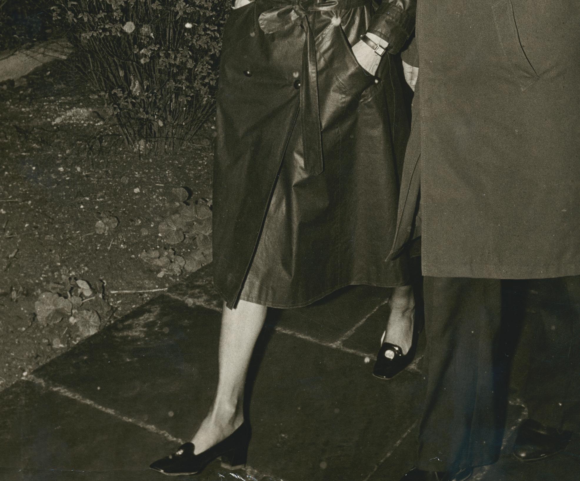 Jackie Kennedy; Flugzeug verlassen; 24, 1 x 18 cm  (Moderne), Photograph, von Unknown