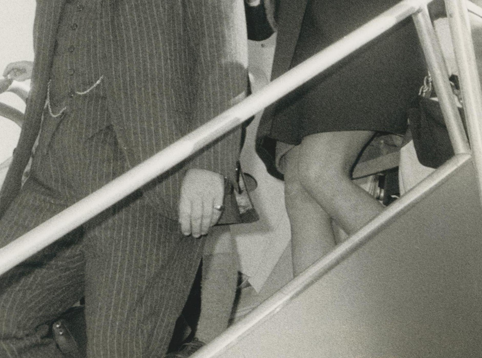 Jackie Kennedy verließ das Flugzeug, 1970er-Jahre (Moderne), Photograph, von Unknown