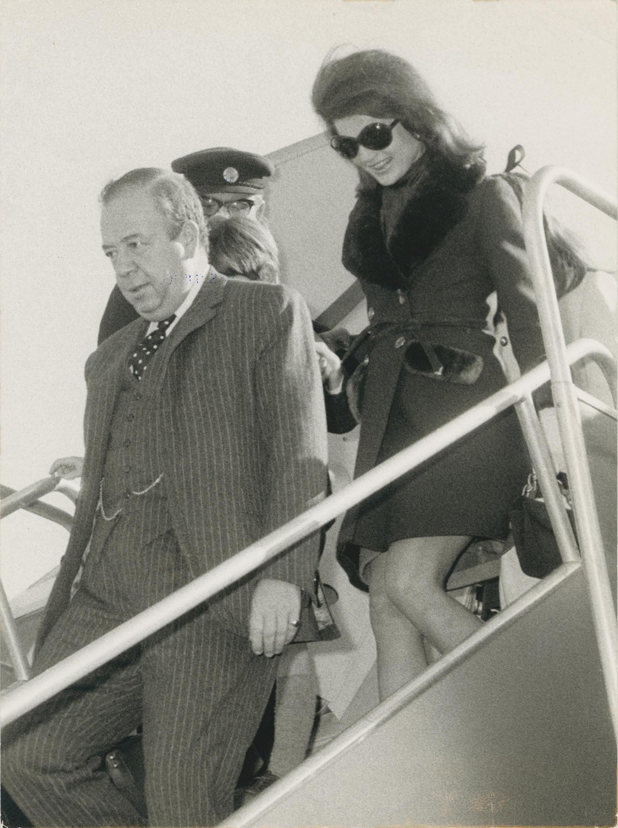 Unknown Black and White Photograph – Jackie Kennedy verließ das Flugzeug, 1970er-Jahre
