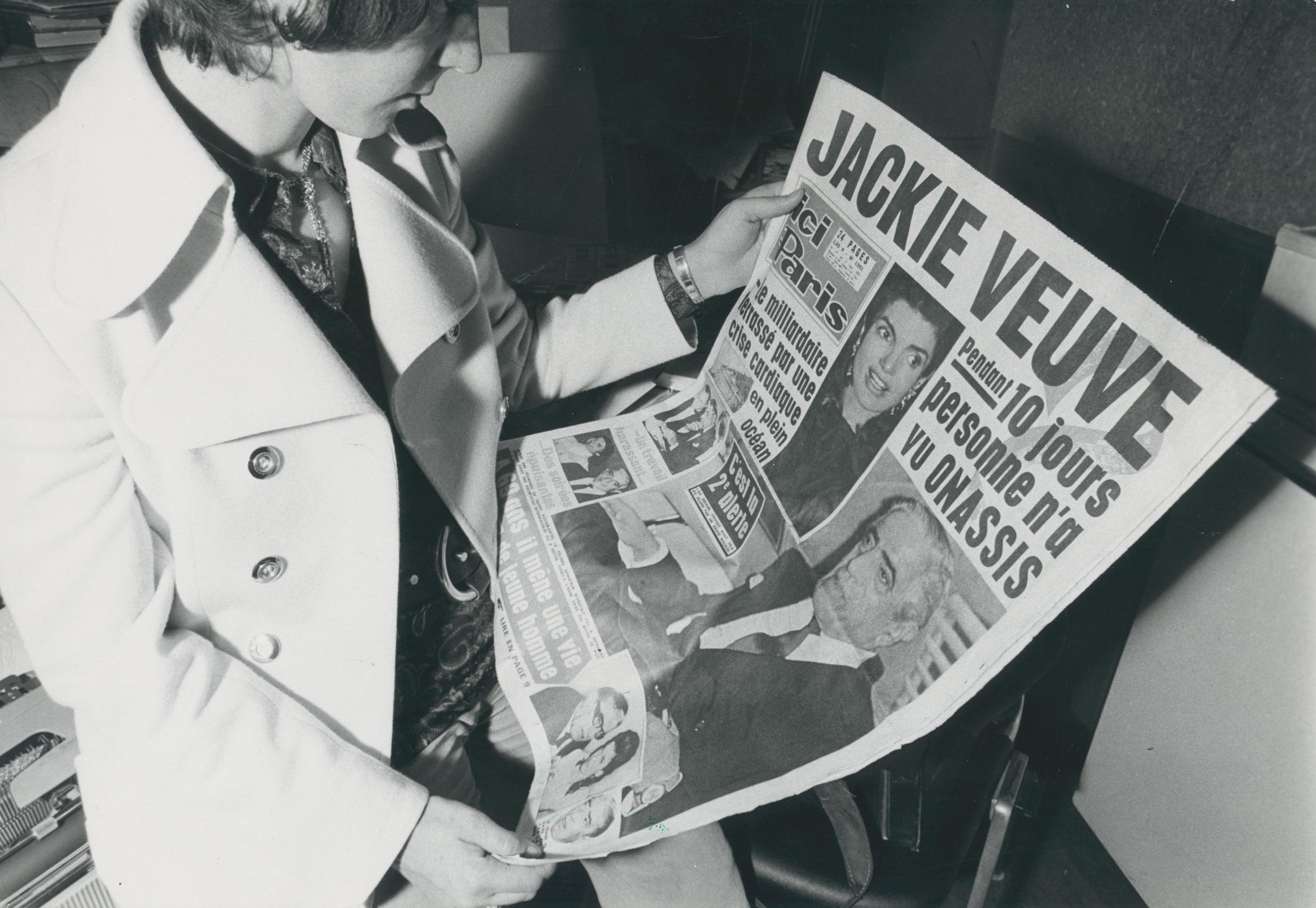 Jackie Kennedy; Zeitung; Schwarz-Weiß-Fotografie, Frankreich, 20, 2 x 29, 8 cm – Art von Unknown