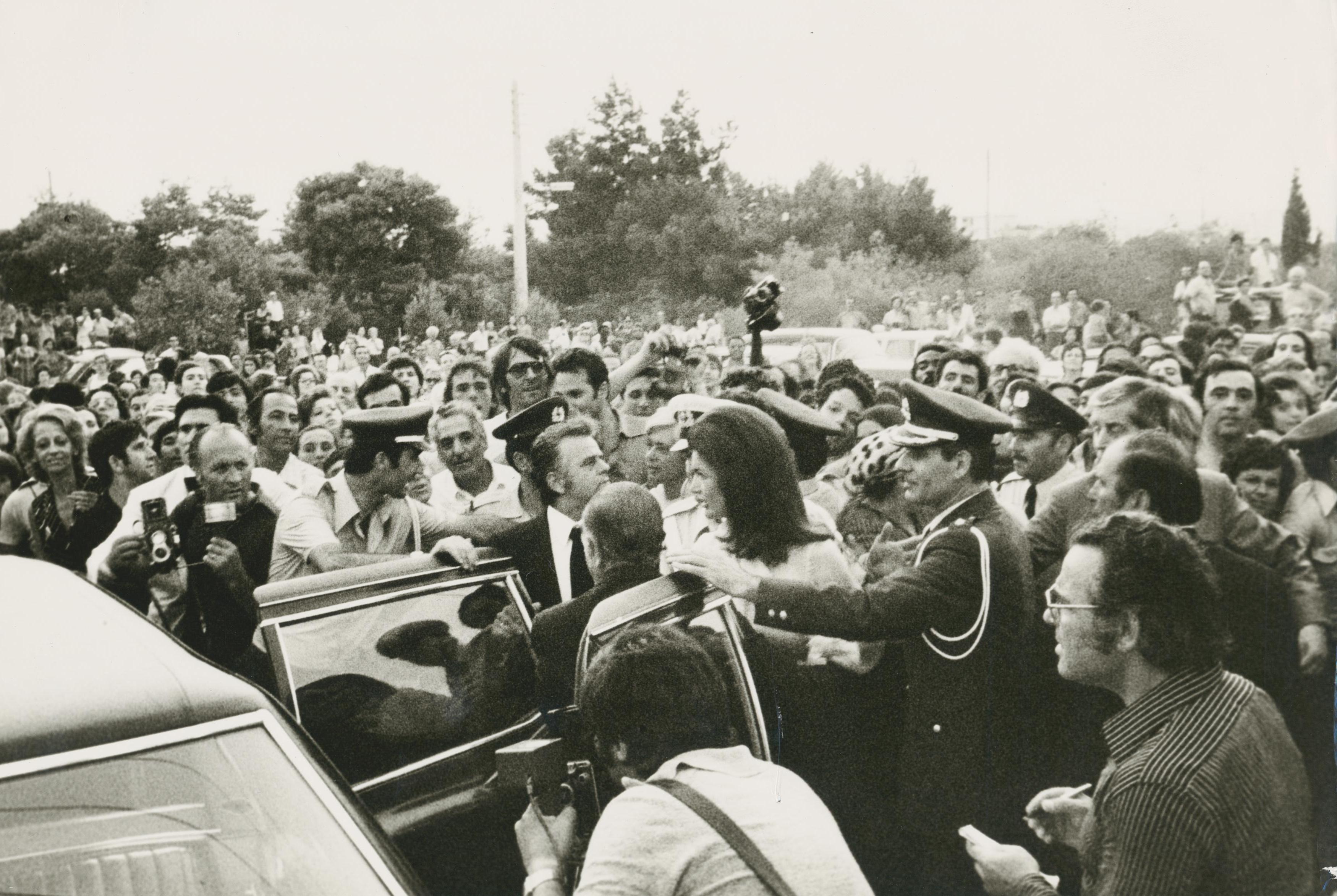 Unknown Black and White Photograph - Jackie Kennedy; People; Crowd; Black and White, 1970s, 20, 2 x 29, 9 cm