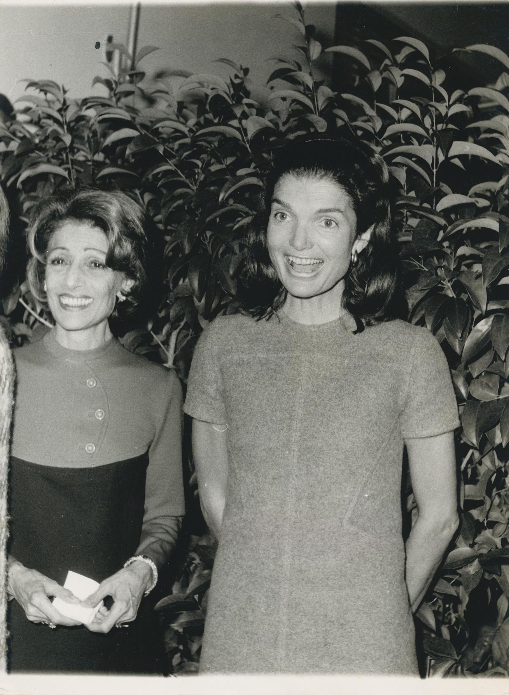 Unknown Black and White Photograph – Jackie Onassis, Schwarz-Weiß-Fotografie, ca. 1960