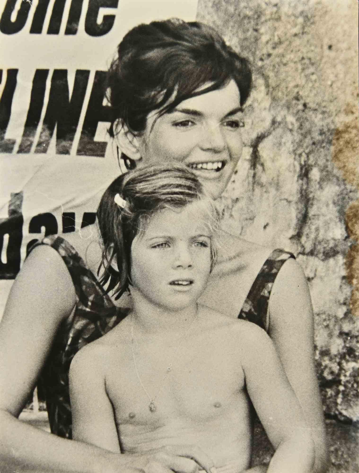 Portrait Photograph Unknown - Jacqueline Bouvier et sa fille - Photographie vintage, années 1960