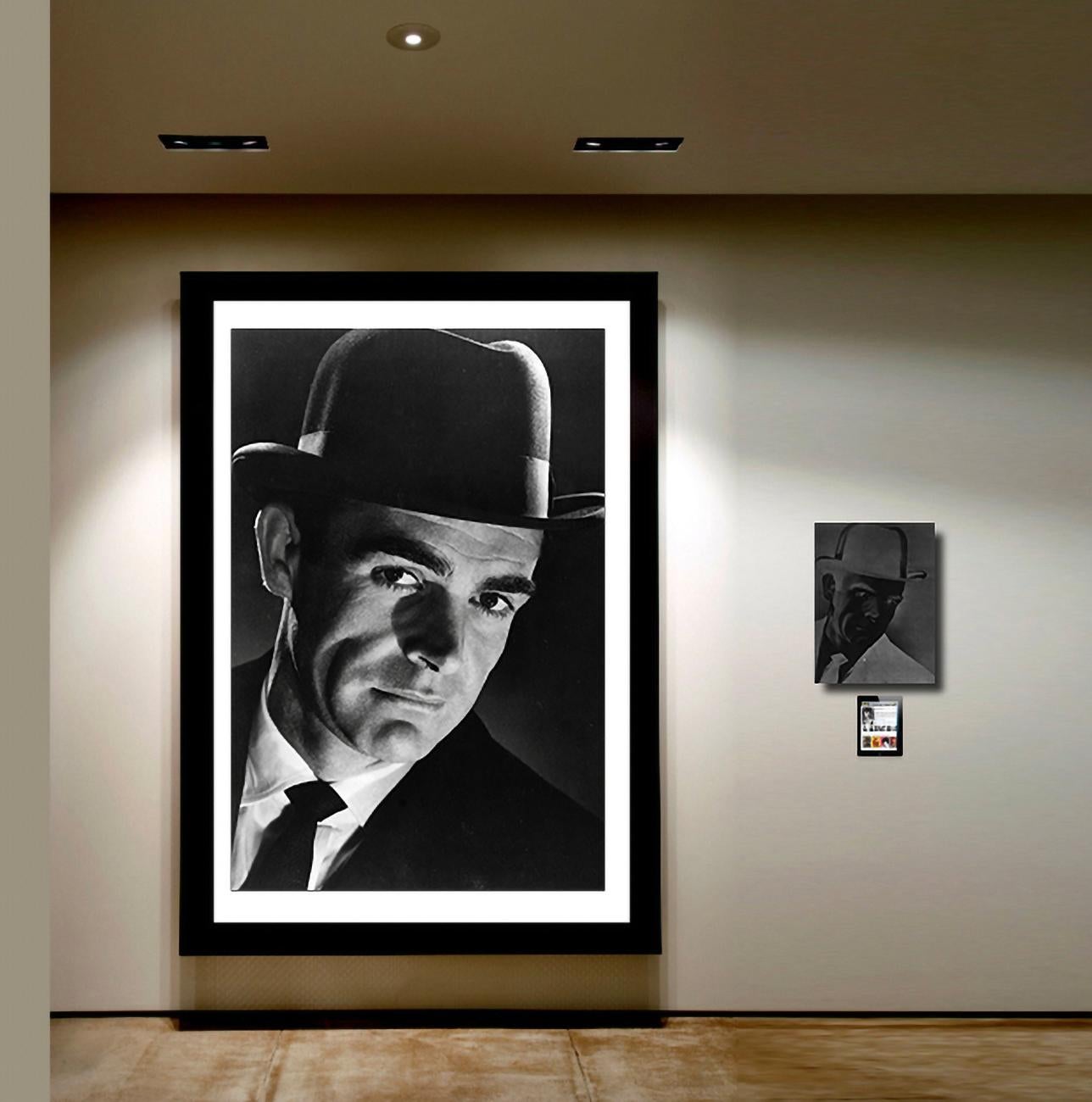 James Bond - Fotografía y negativo antiguo de gran formato - Photograph Contemporáneo de Unknown