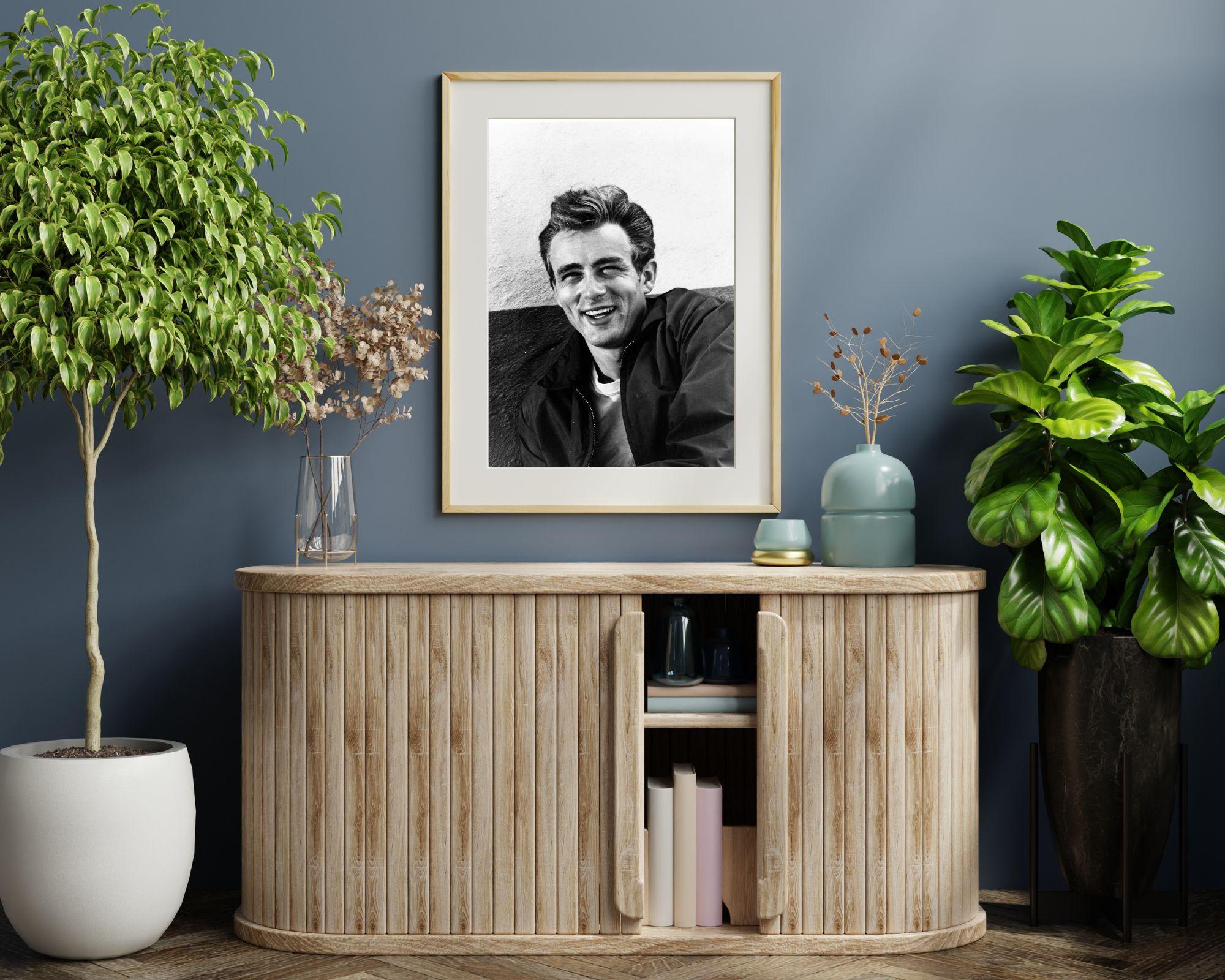 James Dean sonriendo - Photograph Contemporáneo de Unknown