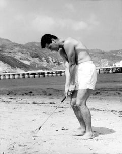 James Garner spielt Golf am Strand