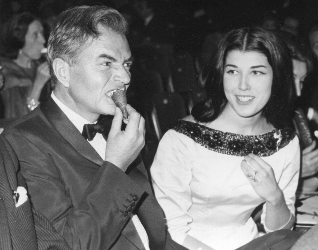 Portrait Photograph Unknown - James Mason et Patrizia De Blanck - Photographie vintage d'origine - années 1960
