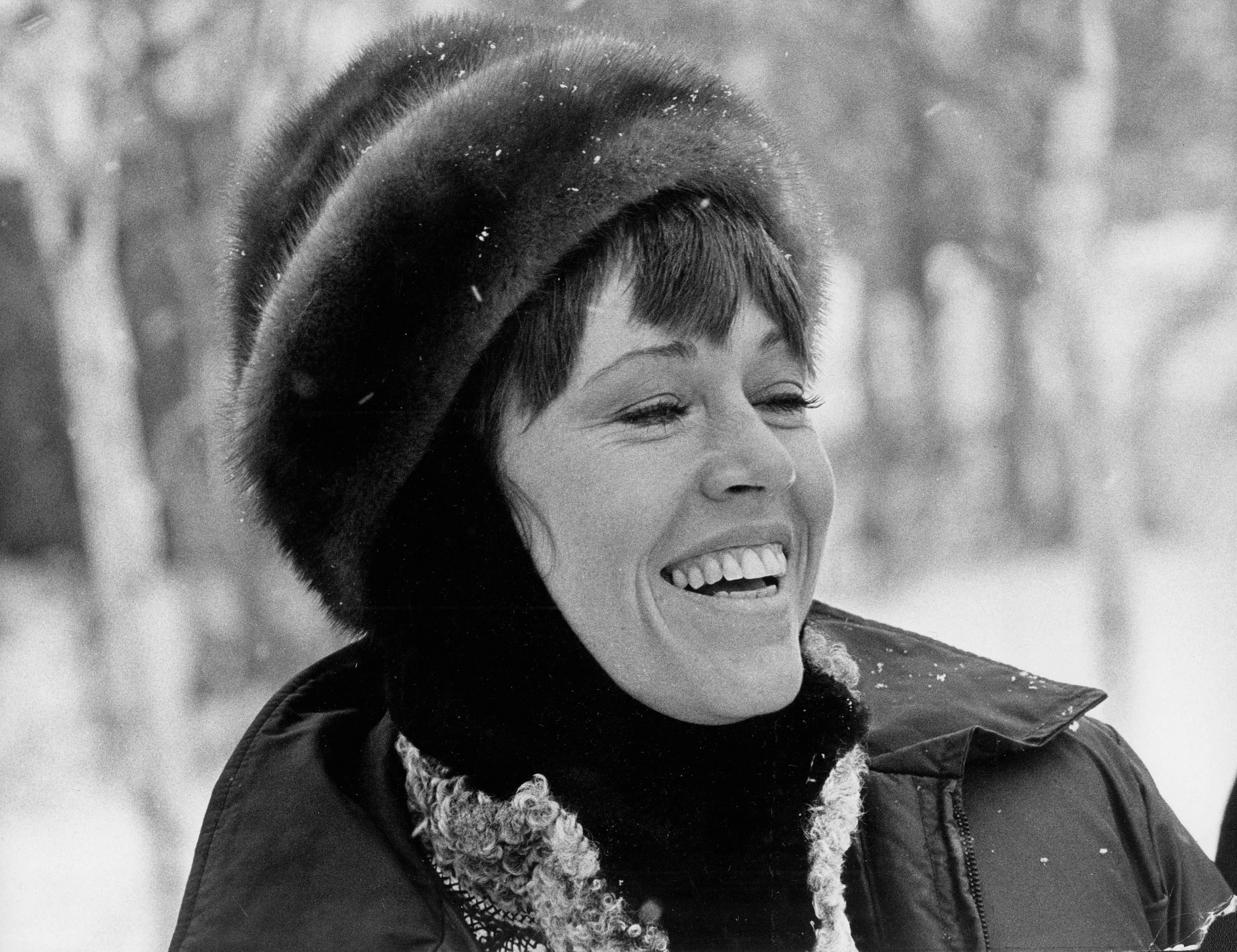 Black and White Photograph di Unknown - Jane Fonda che ride con il cappello di pelliccia
