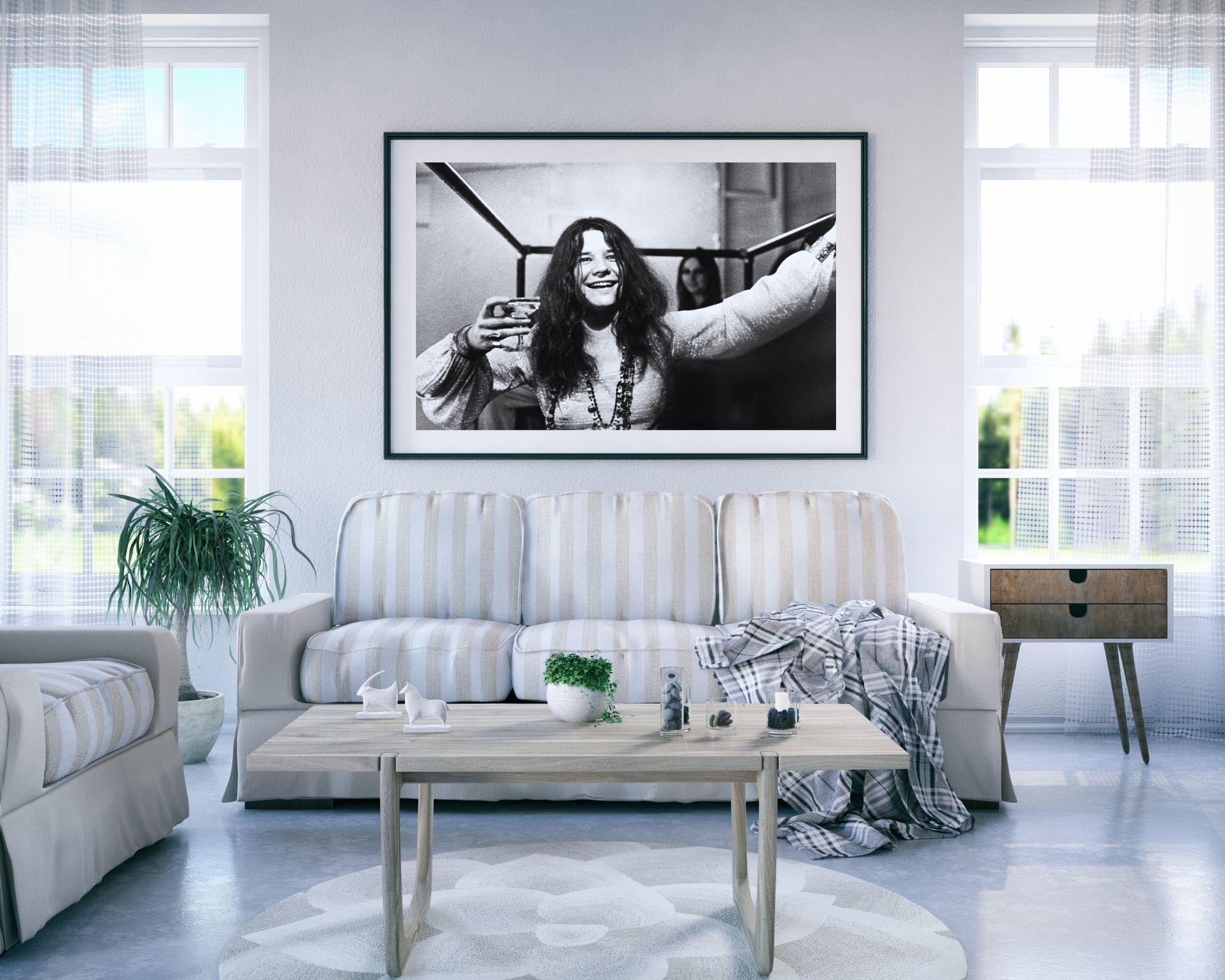 Janis Joplin Trinken hinter der Bühne – Photograph von Unknown