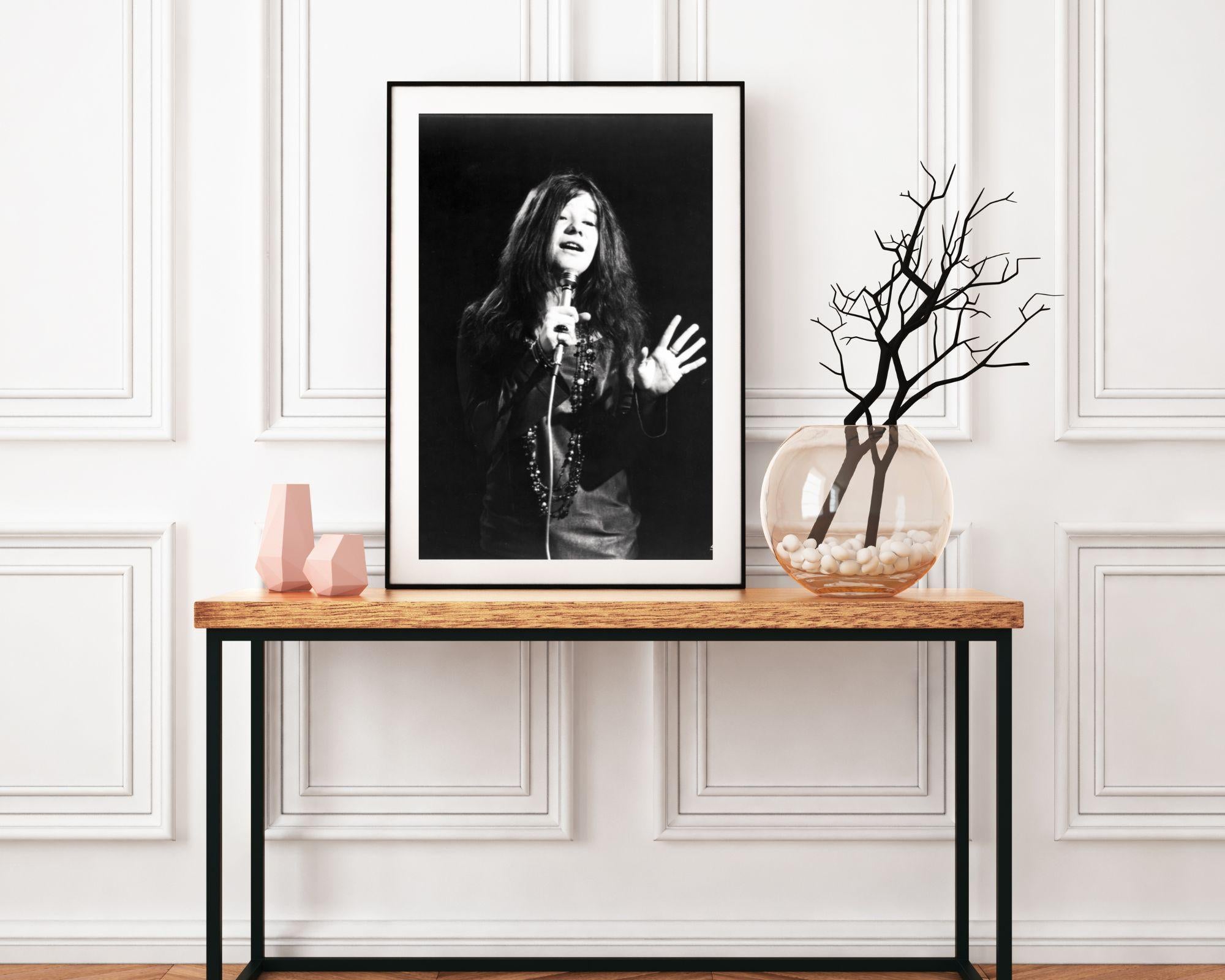 Janis Joplin actuando en el escenario - Photograph de Unknown