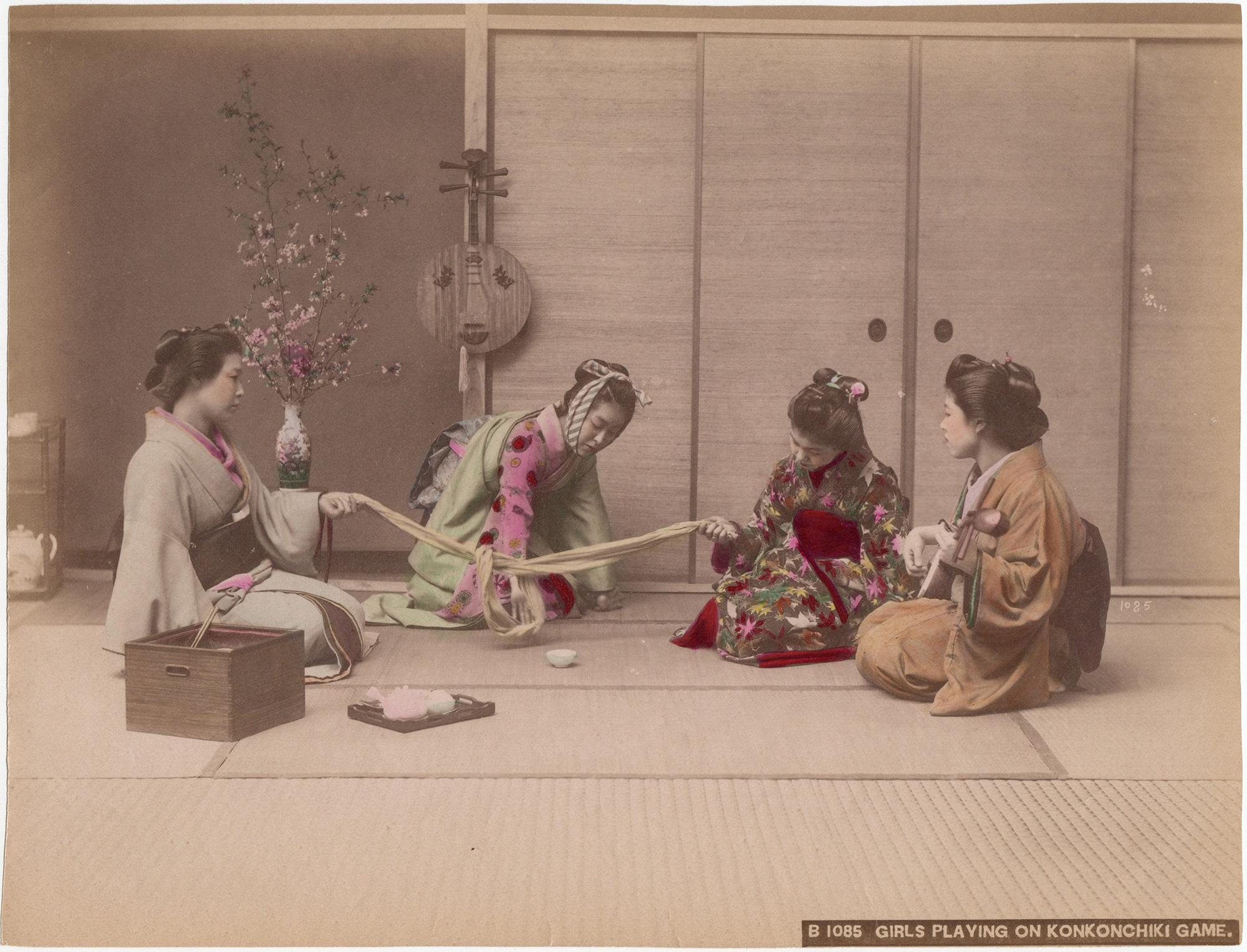 Au Japon, filles jouant au jeu Konkonchiki, photographie originale