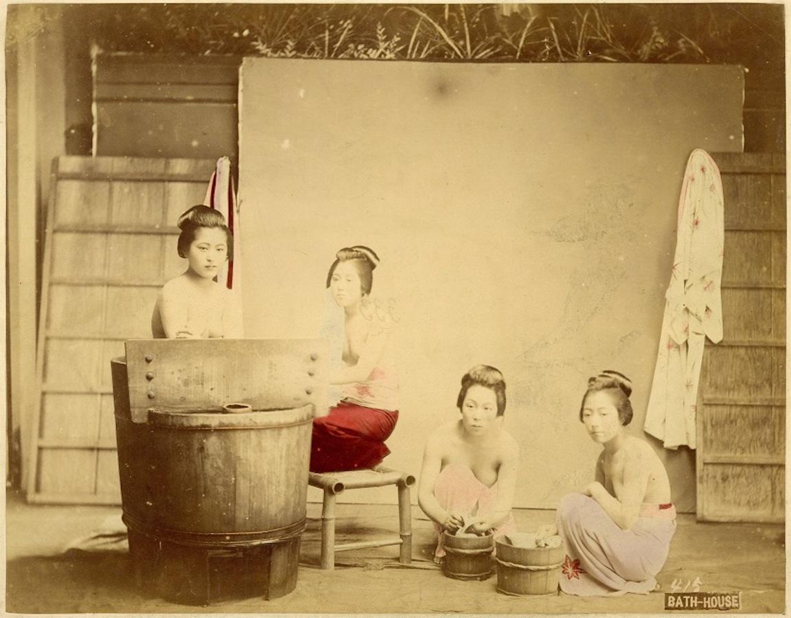 Japanisches japanisches Badhaus – antiker handkolorierter Albumendruck 1870/1890 – Photograph von Unknown
