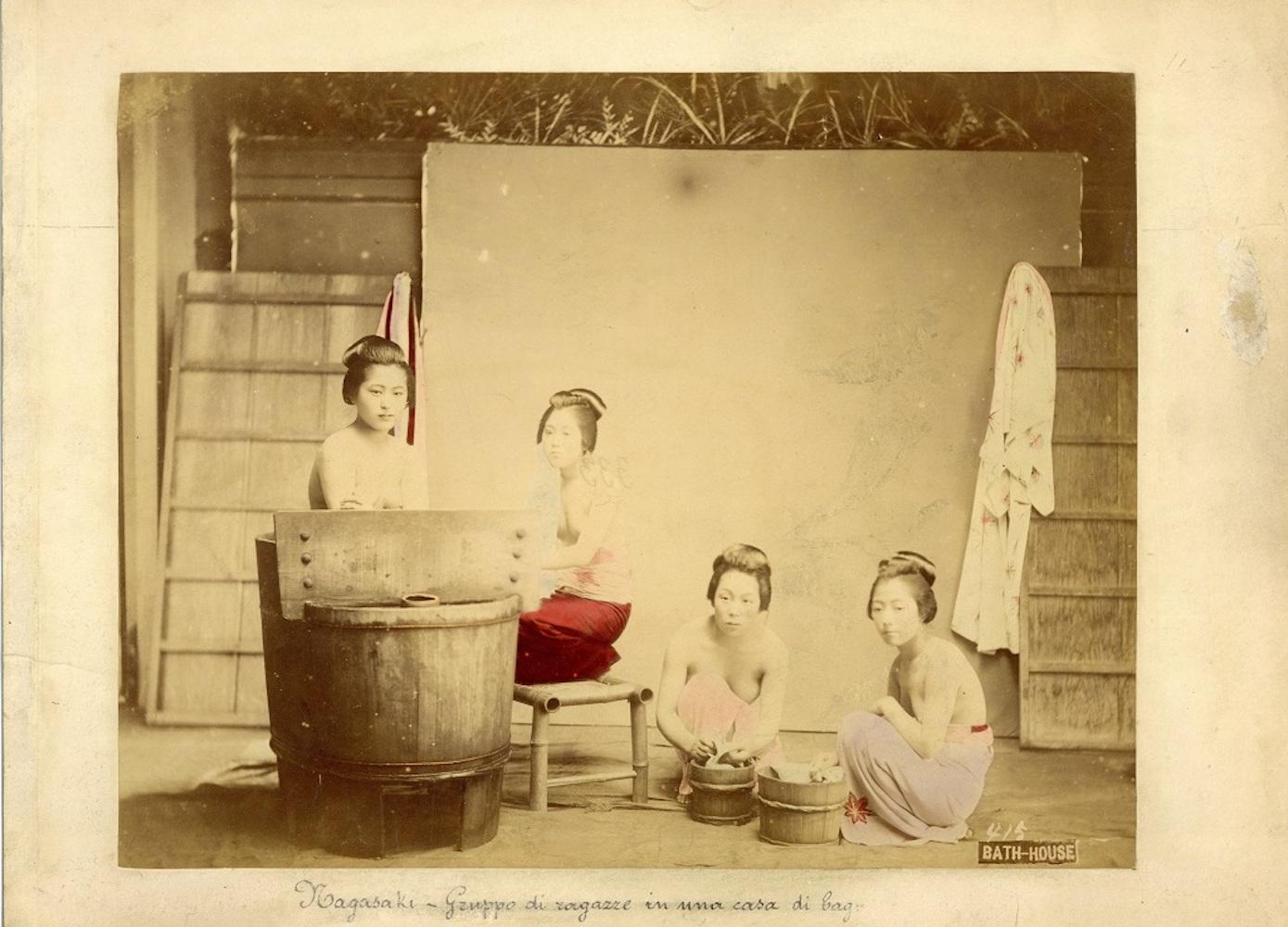 Unknown Black and White Photograph – Japanisches japanisches Badhaus – antiker handkolorierter Albumendruck 1870/1890