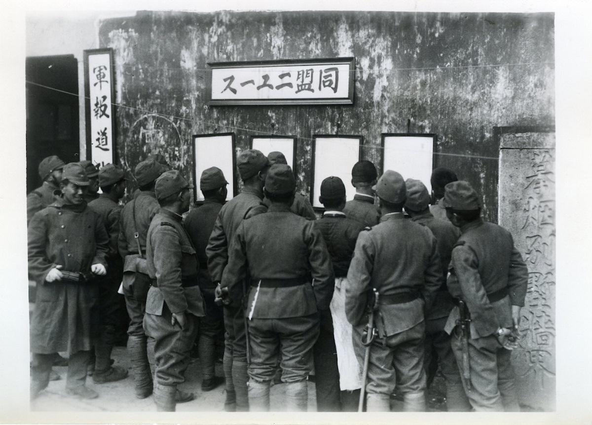 Japanese Troops Read Dispatches - Vintage Photo 1938