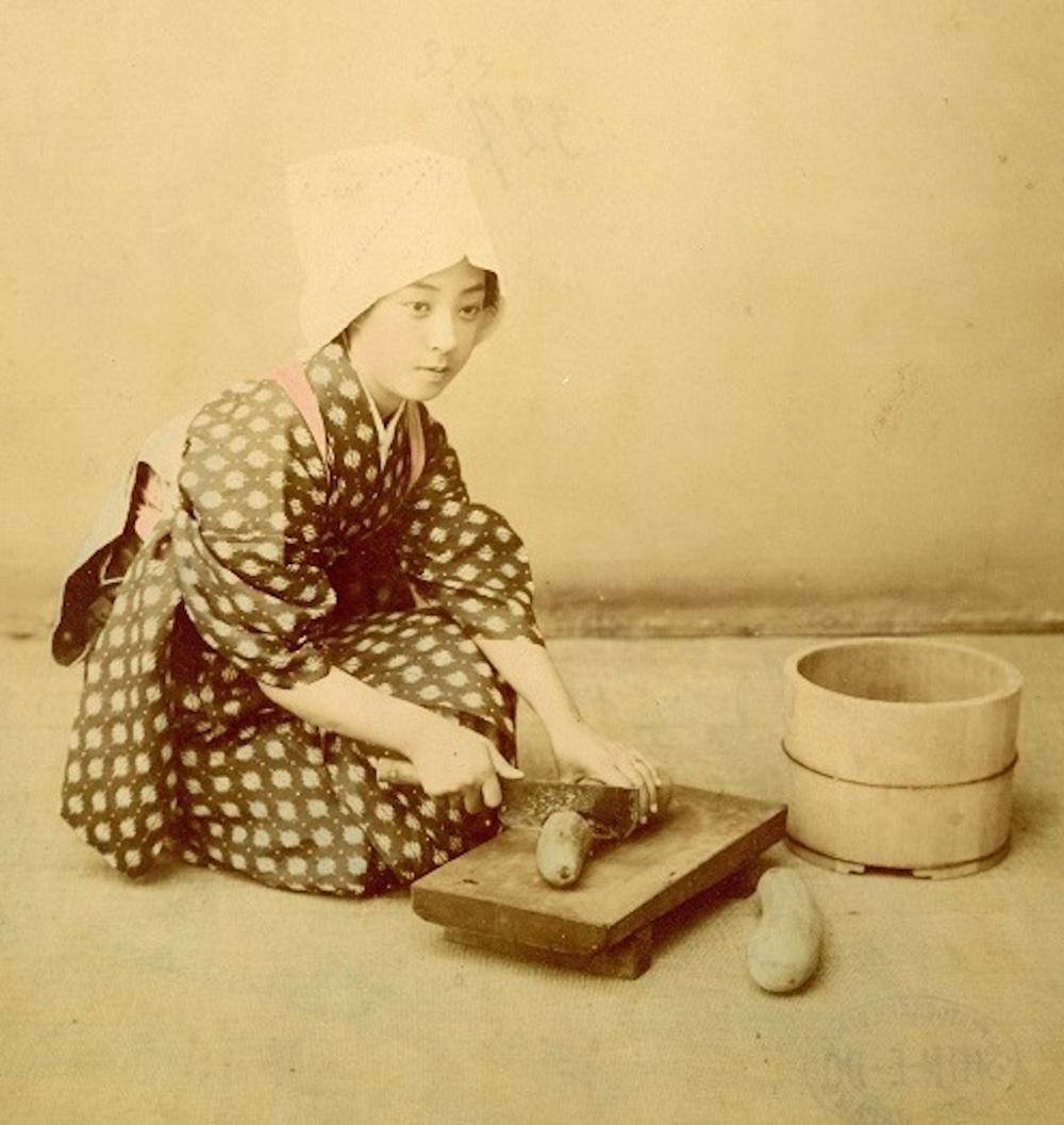 Japanische japanische Frau beim Kochen von Shin E Do – handkolorierter Albumendruck 1870/1890 – Photograph von Unknown