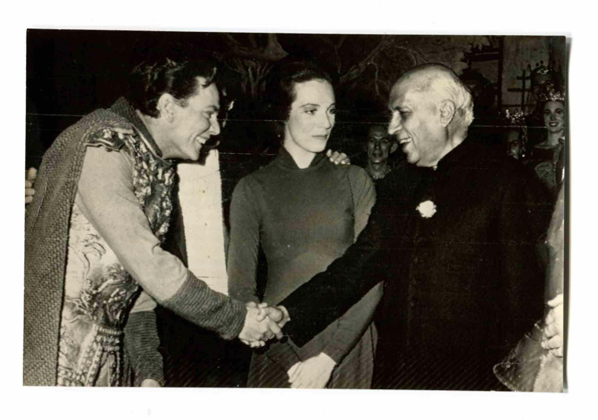 Unknown Figurative Photograph – Jawaharlal Nehru und Julie Andrews – Vintage-Foto – 1960er Jahre