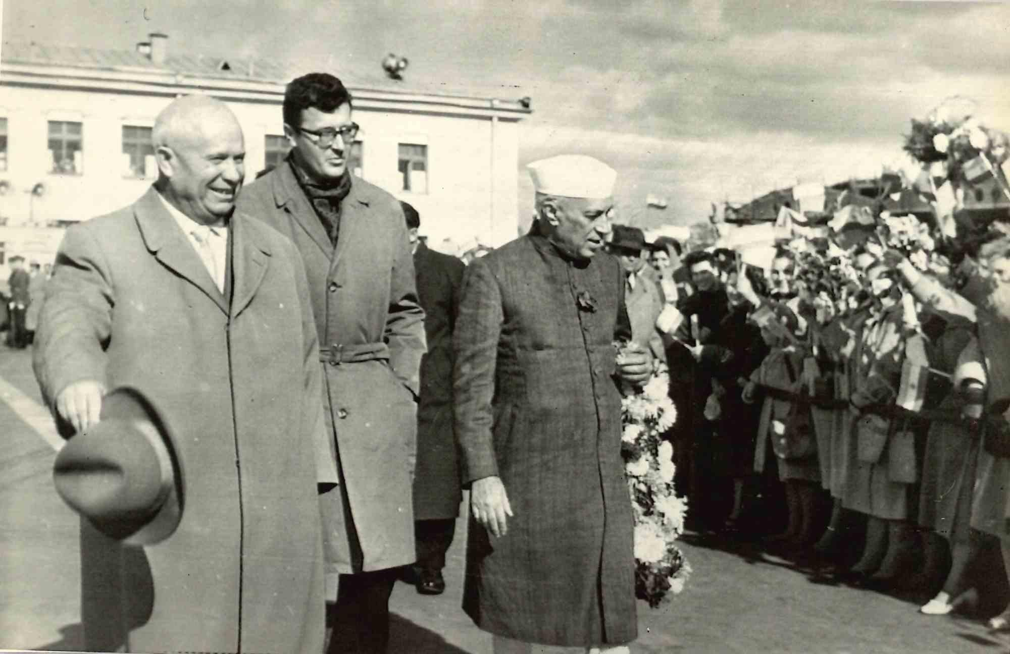Figurative Photograph de Unknown - Jawaharlal Nehru y Nikita Krusciov - Foto de época - Años 60