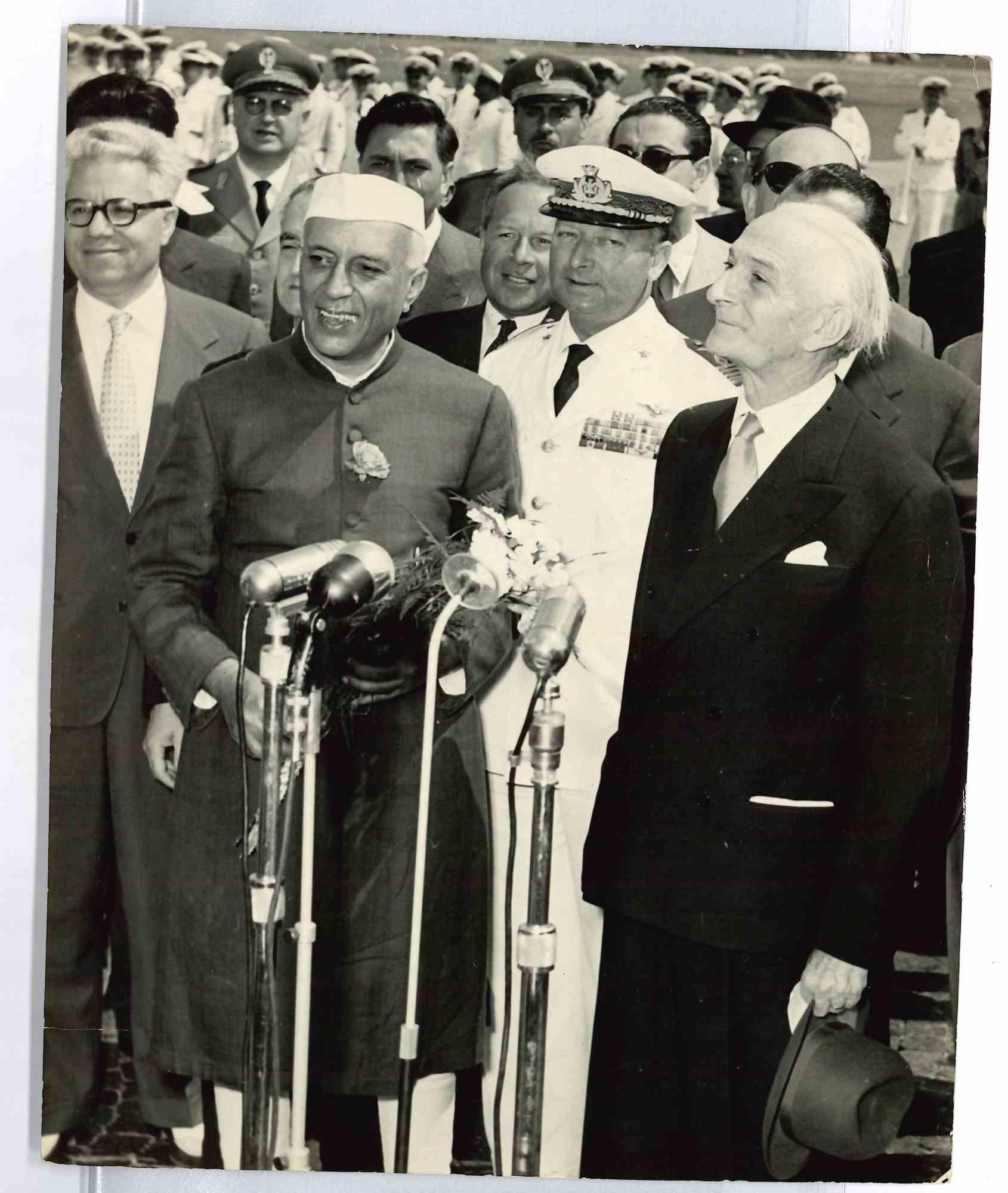 Figurative Photograph di Unknown - Jawaharlal Nehru a Roma - Foto d'epoca - Anni '50