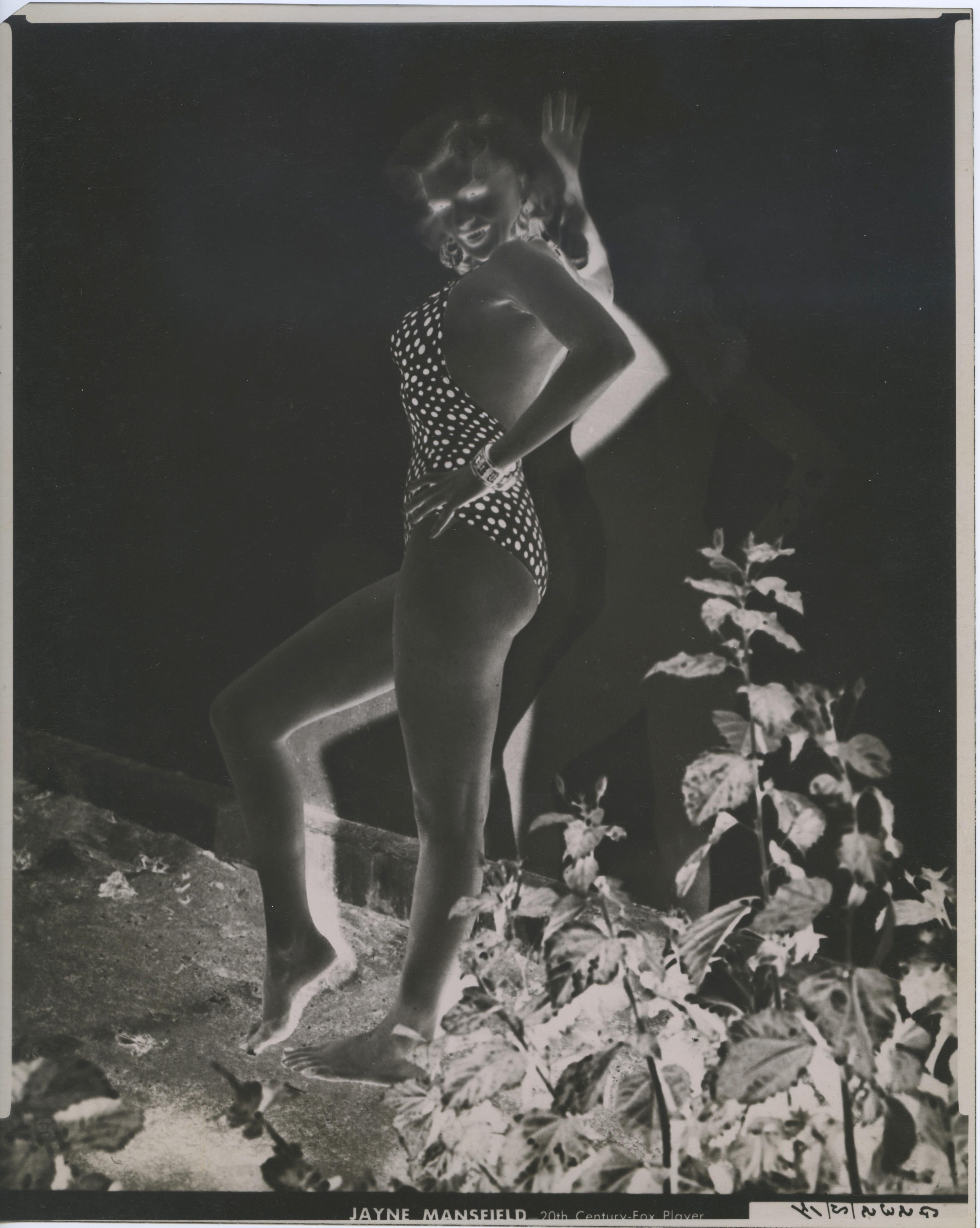 Jayne Mansfield in giardino - Fotografia e negativo vintage di grande formato - Photograph Contemporaneo di Unknown