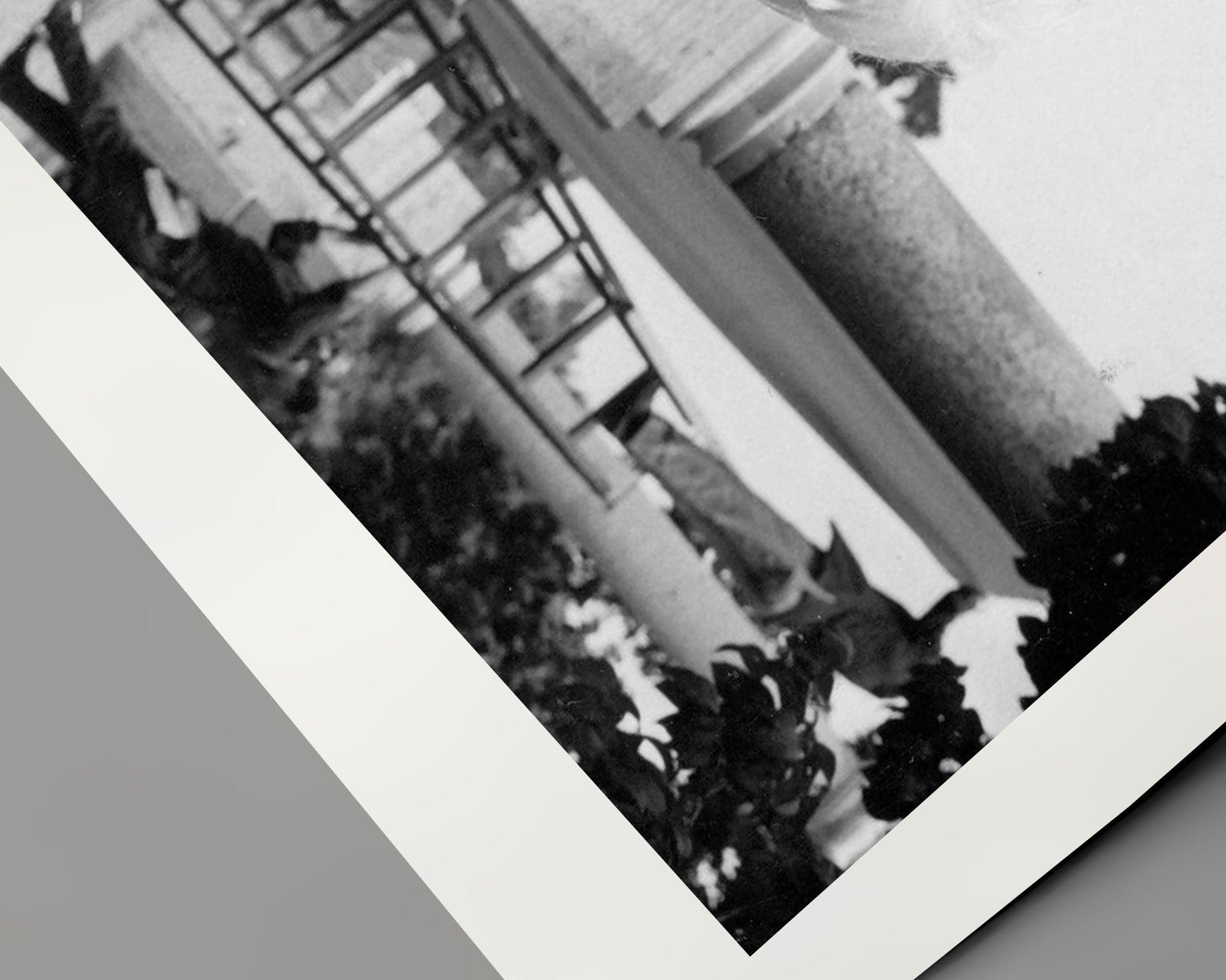 Jayne Mansfield auf Balcony – Photograph von Unknown