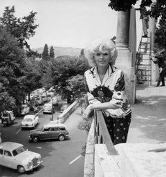 Jayne Mansfield en el balcón