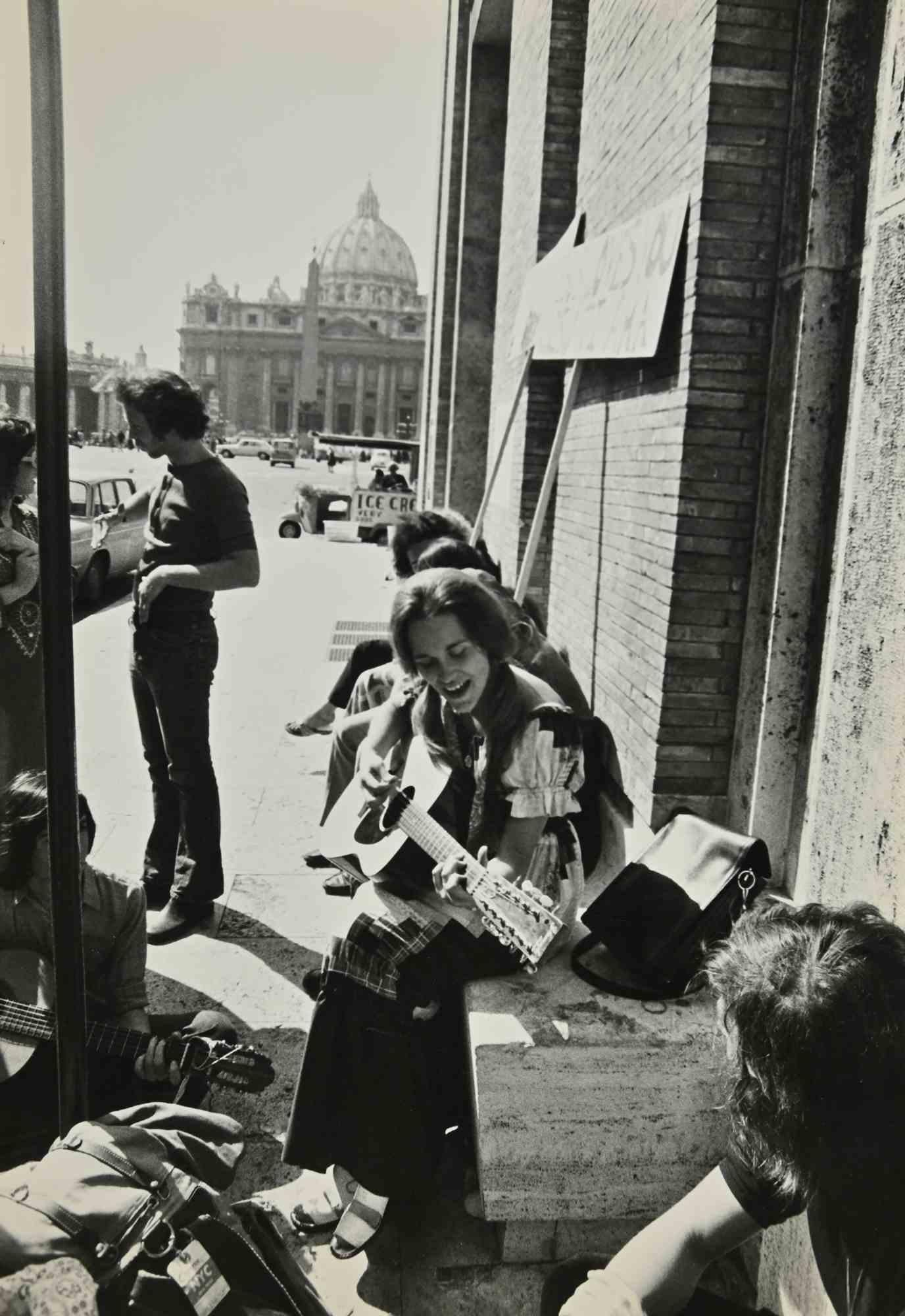 Figurative Photograph di Unknown - Gesù impazzisce davanti a San Pietro, Roma - Foto - Anni '60