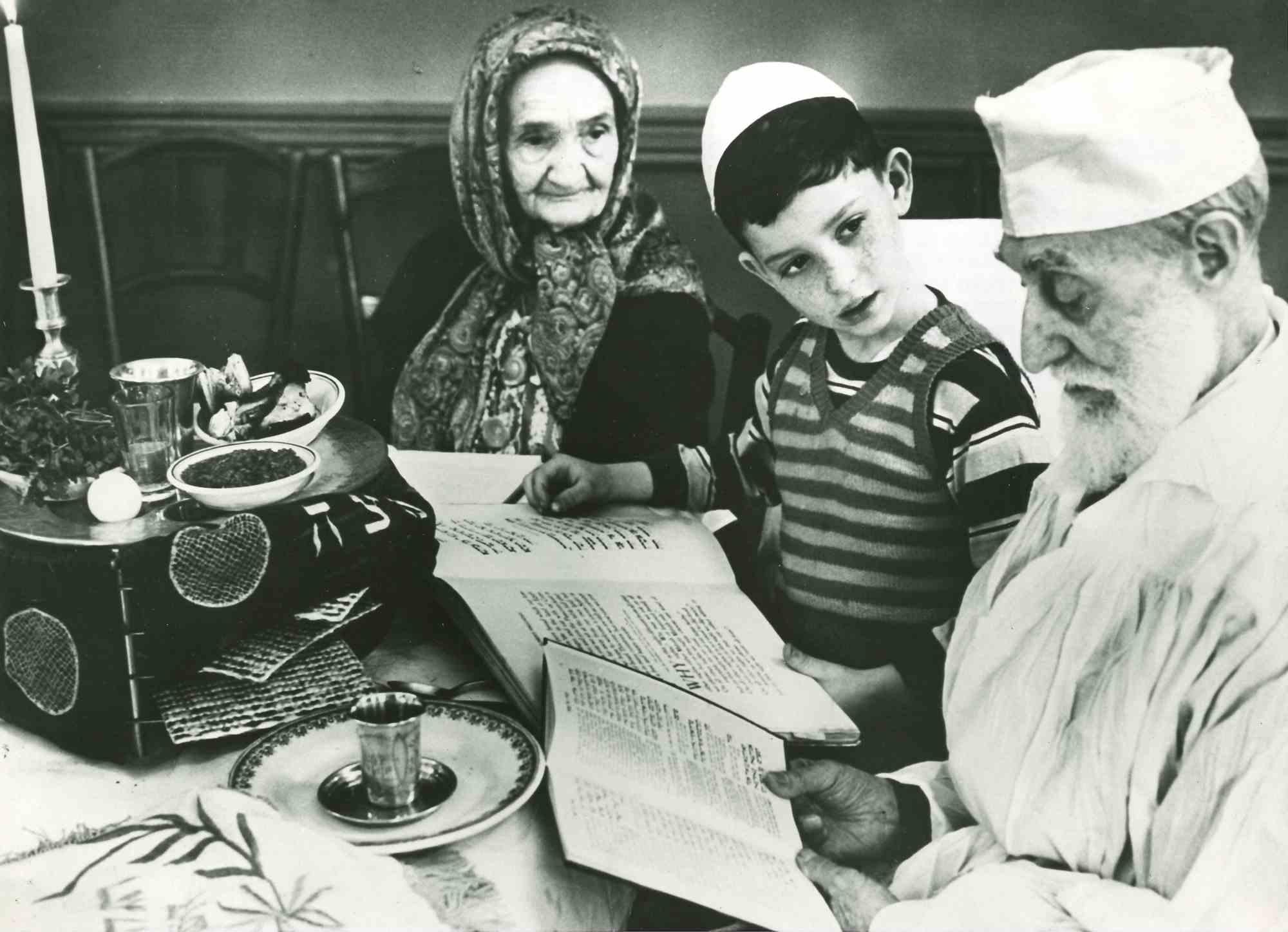 Unknown Figurative Photograph – Jewish Holiday - Amerikanische Vintage-Fotografie - Mitte des 20. Jahrhunderts