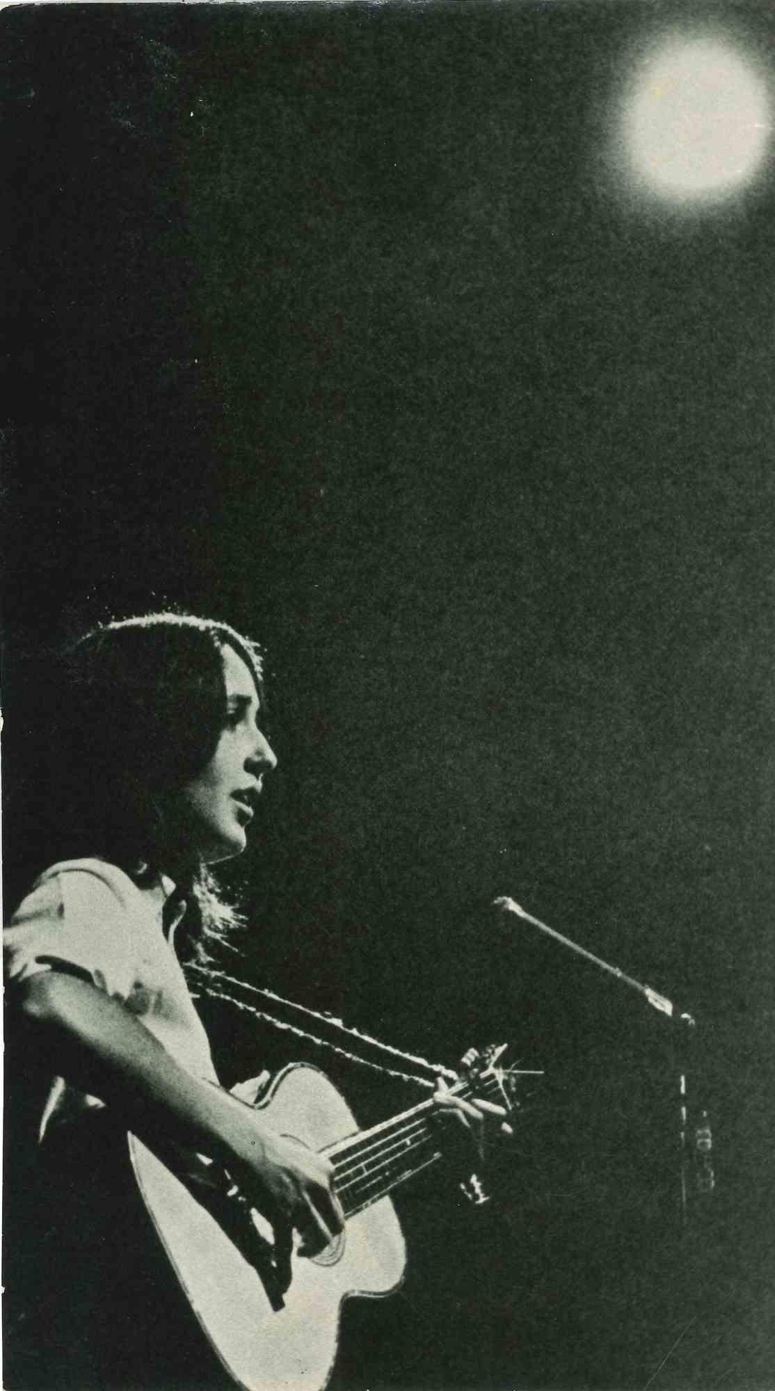 Figurative Photograph Unknown - Joan Baez - Photo vintage - 1967