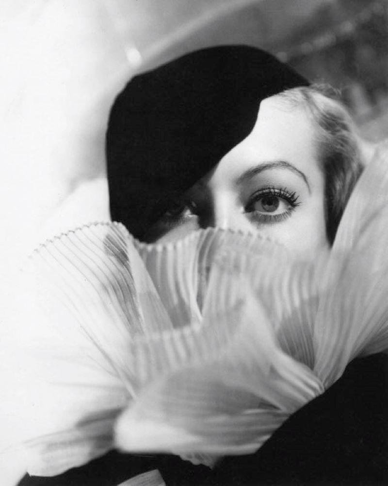 Black and White Photograph di Unknown - Joan Crawford (1933) Stampa alla gelatina d'argento su fibra