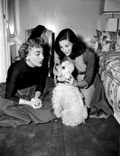 Joan Crawford y Pier Angeli con perro