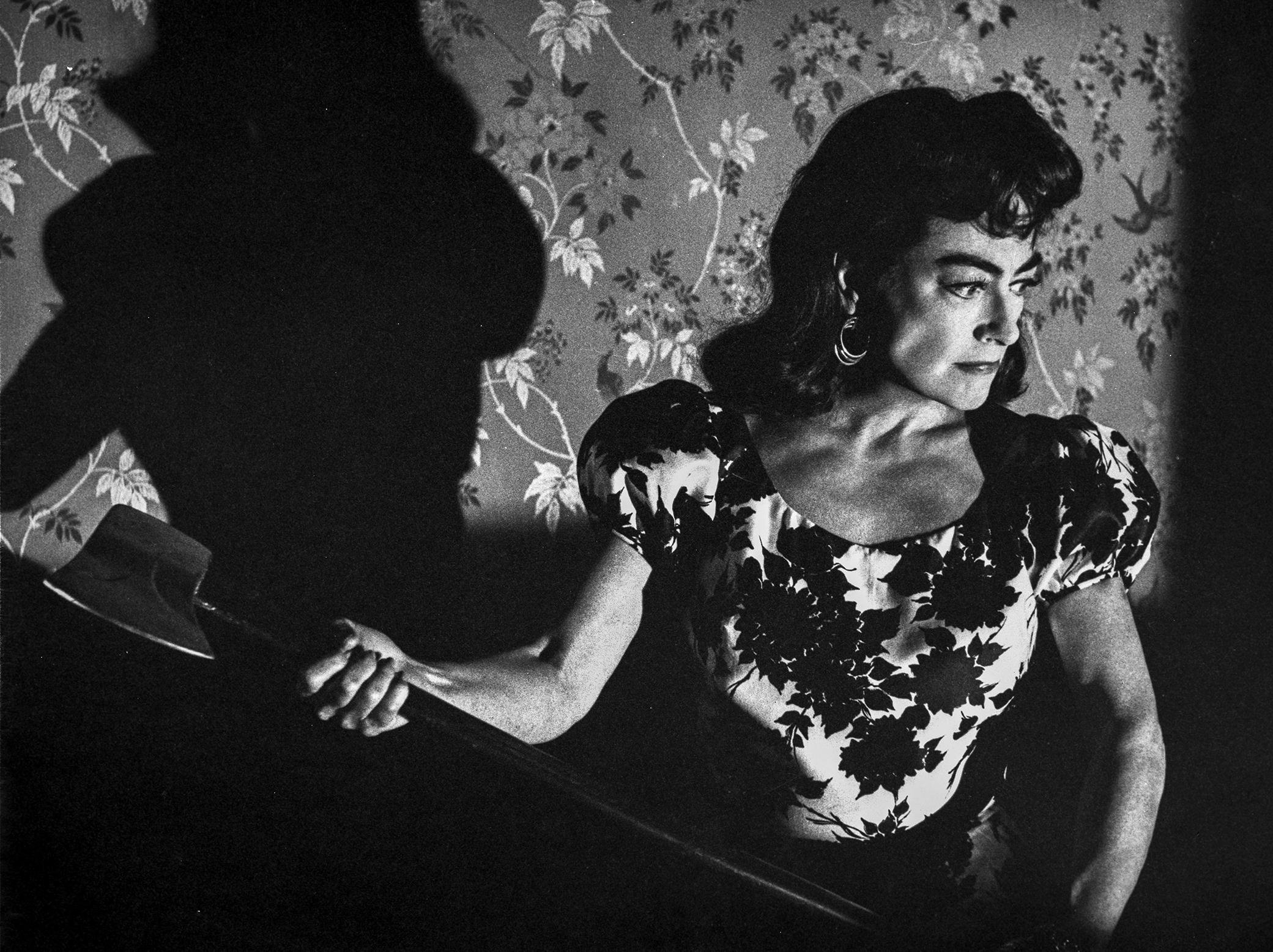 Unknown Portrait Photograph – Joan Crawford Dramatisches Porträt mit Axt