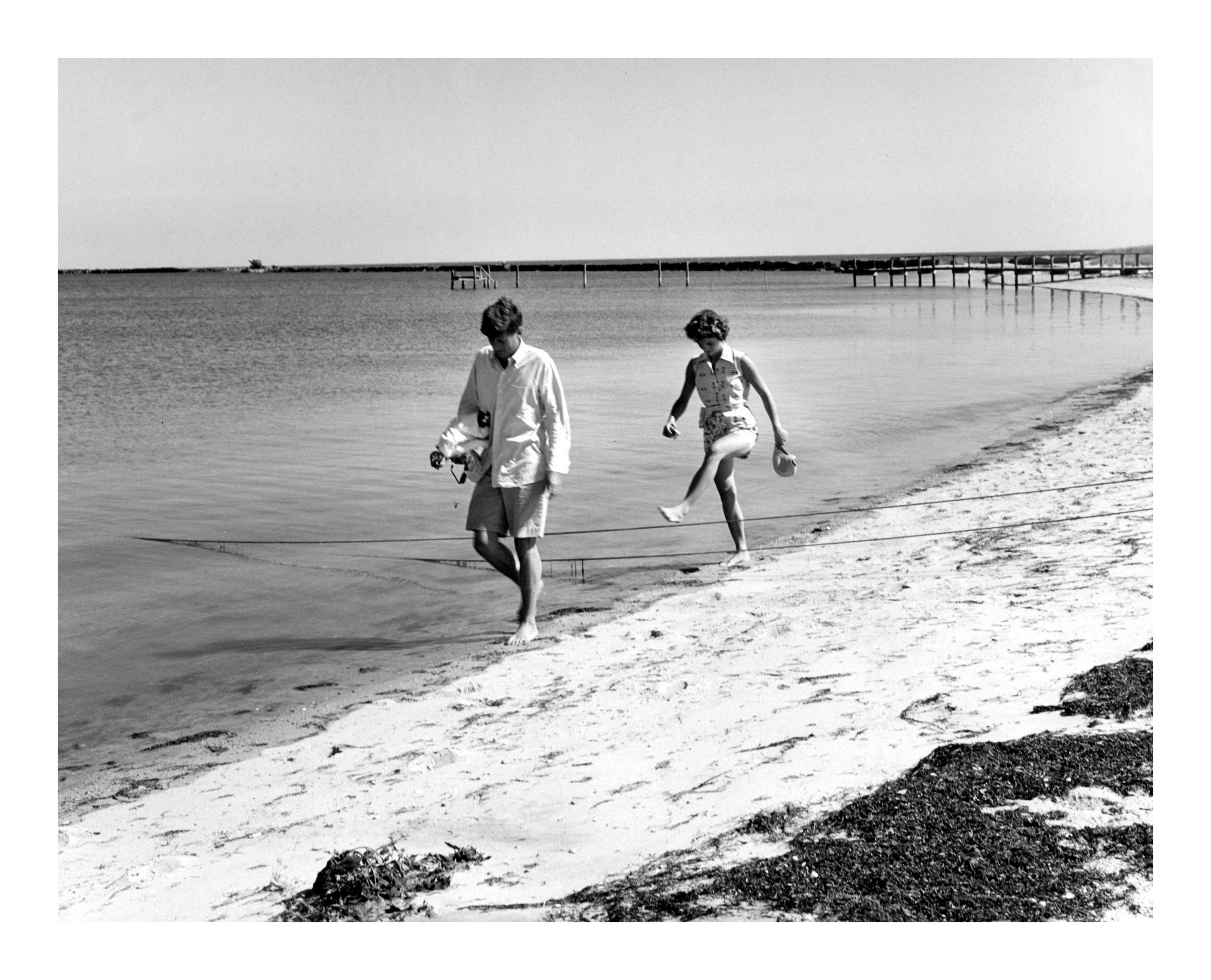 John F. Kennedy et Jacqueline Kennedy à la plage - Contemporain Photograph par Unknown