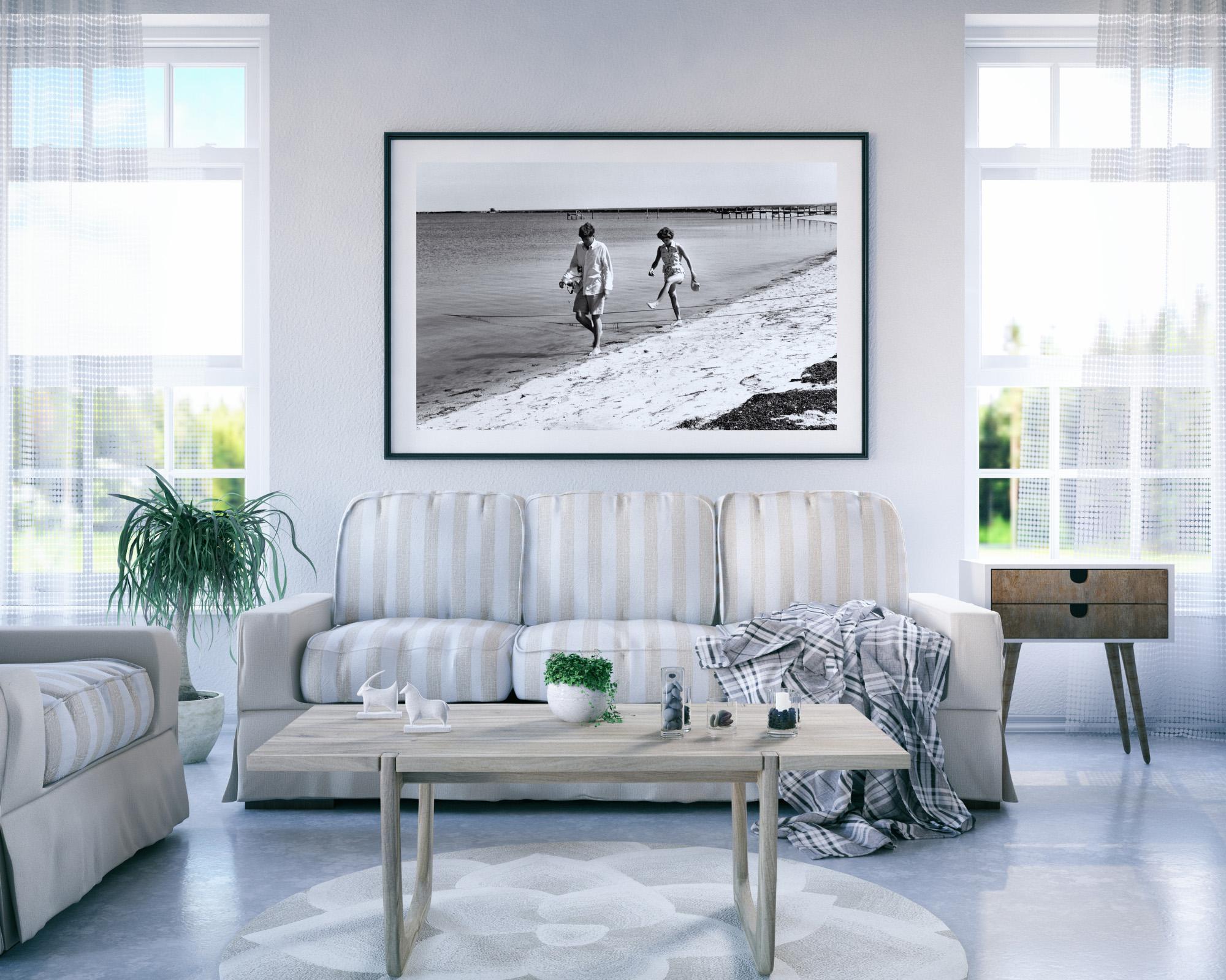 John F. Kennedy et Jacqueline Kennedy à la plage - Gris Portrait Photograph par Unknown